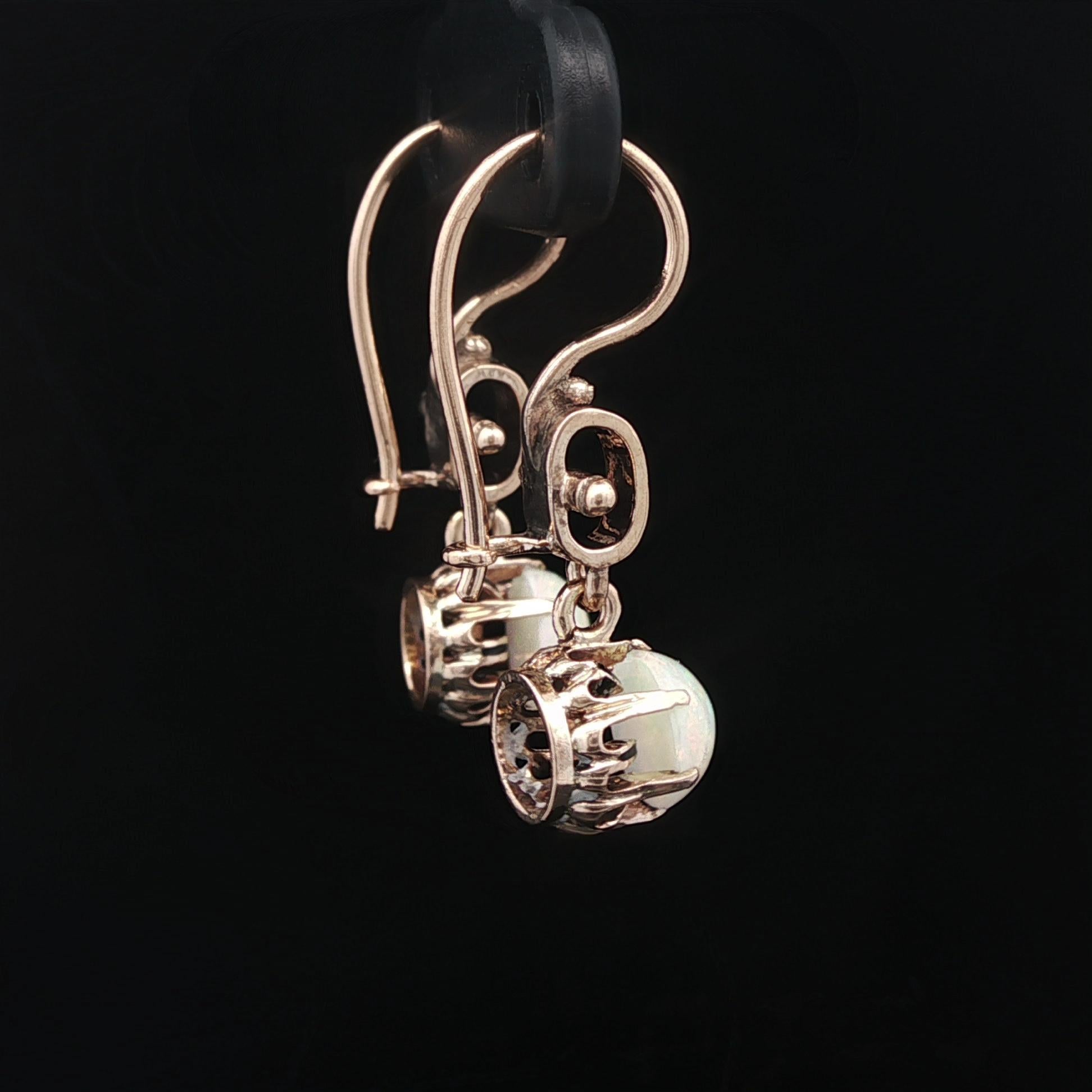 Orecchini a gancio antichi vittoriani in oro giallo rosato con opale a goccia in vendita 4