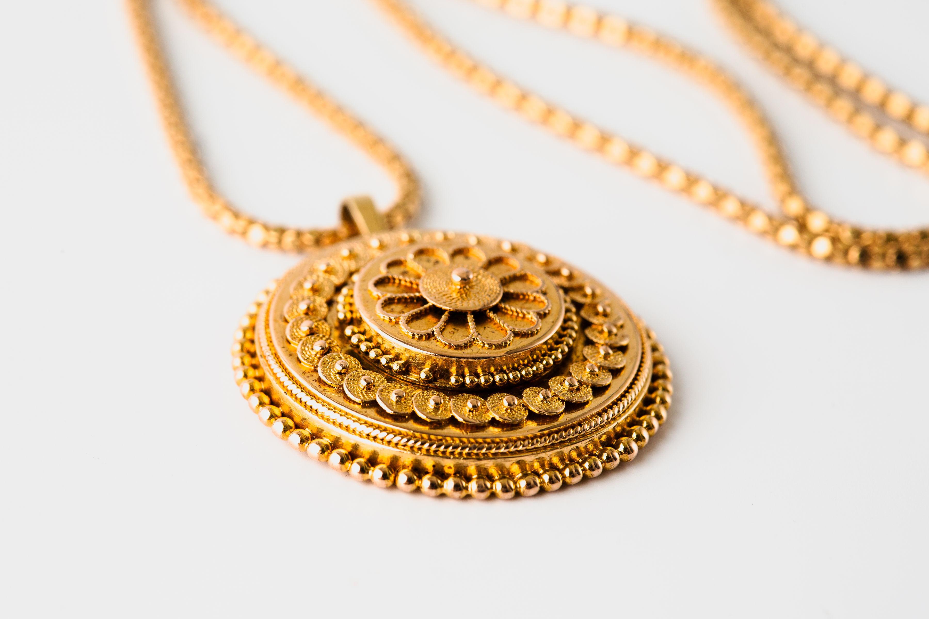 Antique Victorian Round Decorated Necklace 14k & 18k Yellow Gold For Sale 1