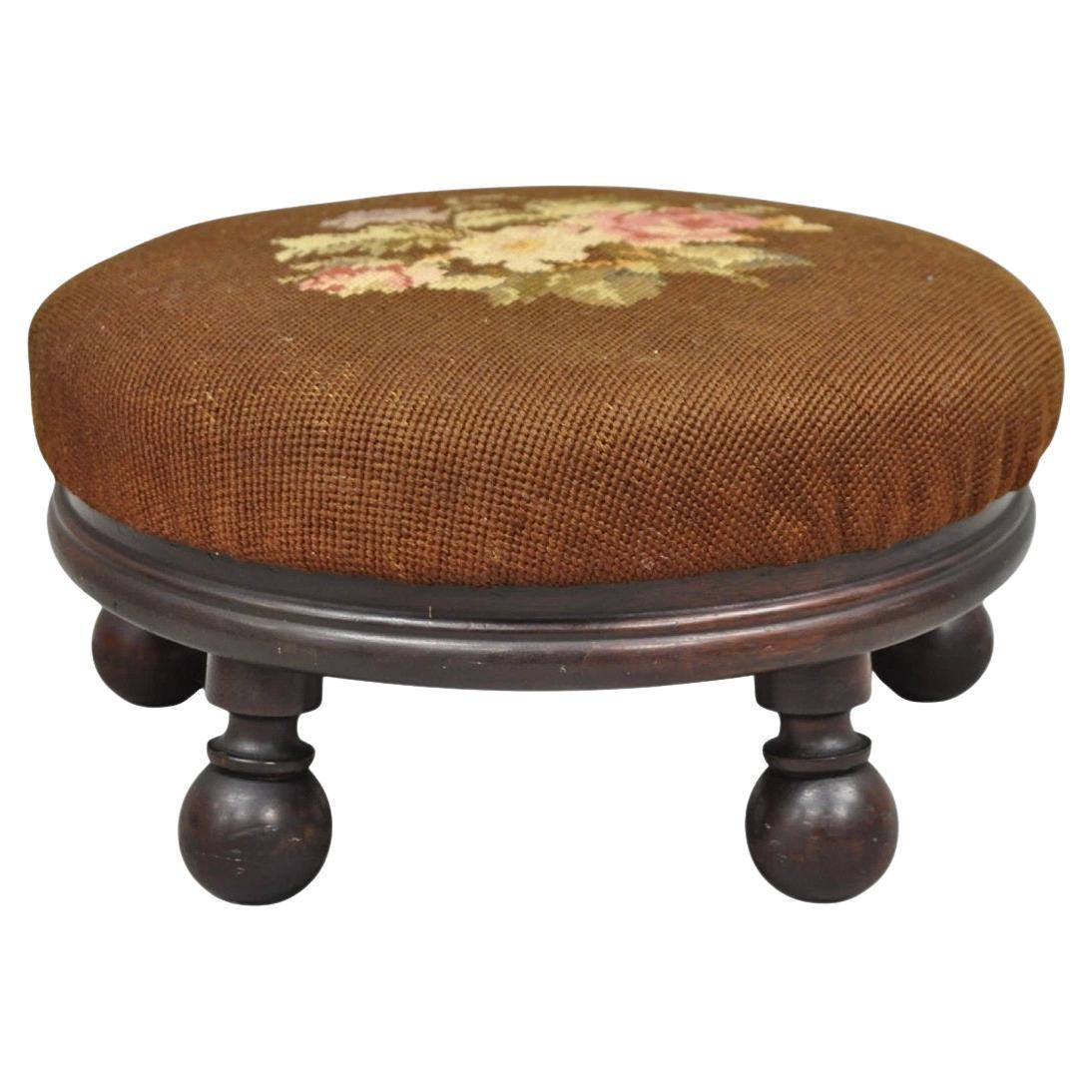 Ancien petit pouf victorien en point d
aiguille rond avec 5 pieds en noyer en vente