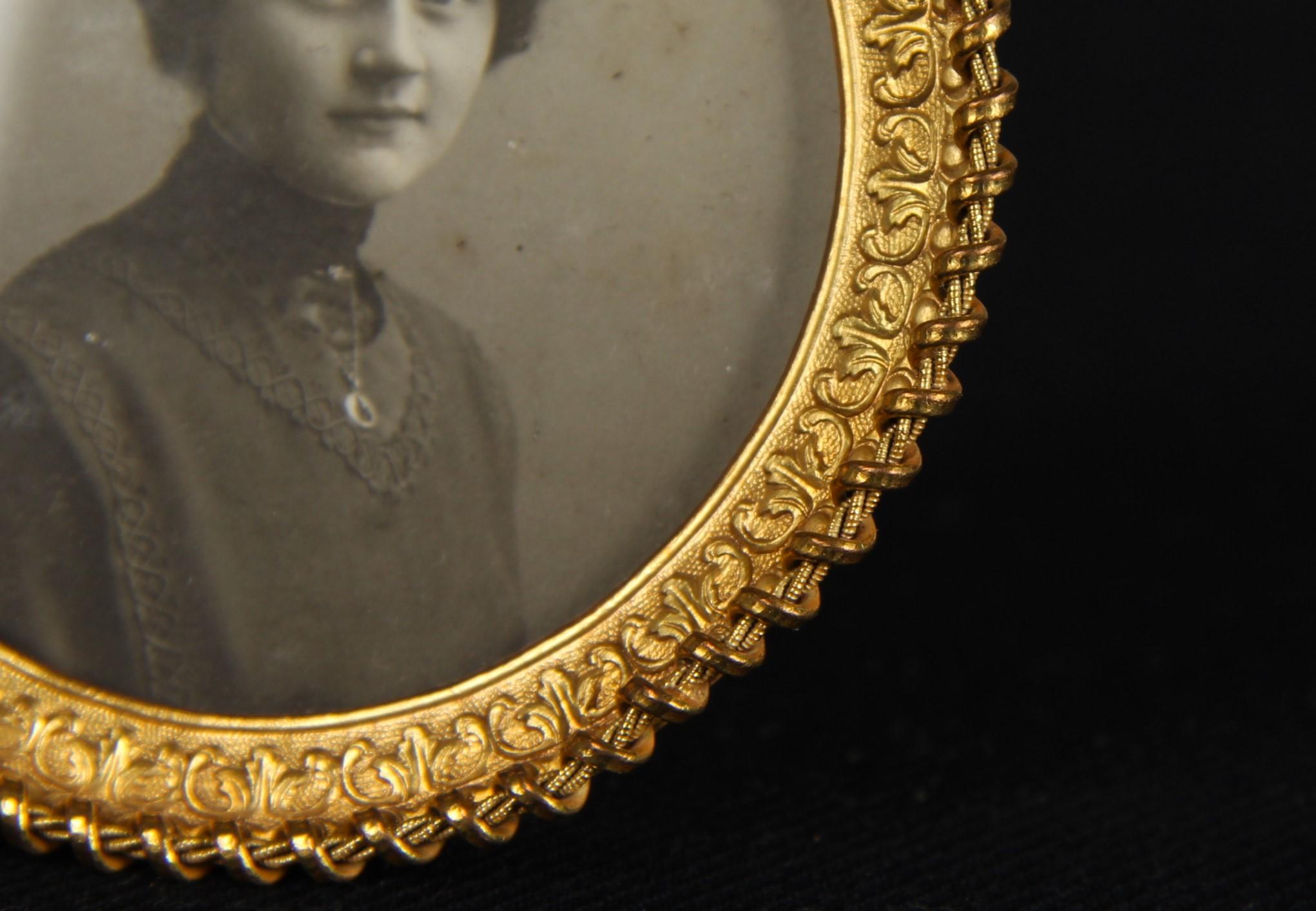 French Antique Victorian Round Picture Frame, France, 1880s, 6 x 6 cm For Sale