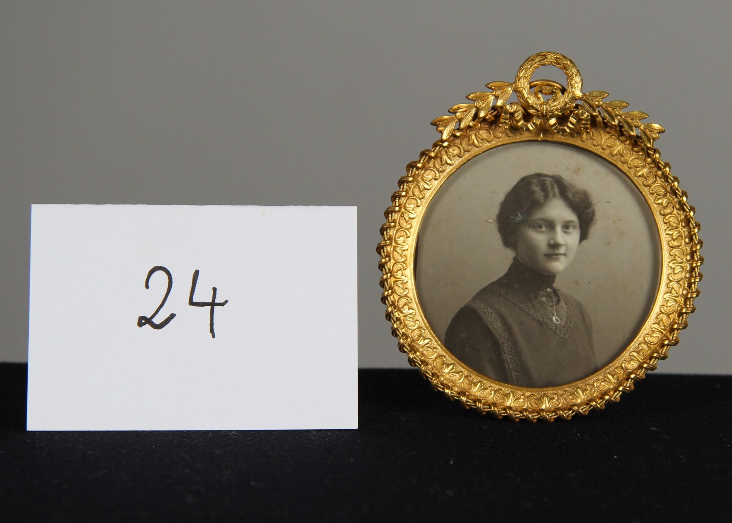 19th Century Antique Victorian Round Picture Frame, France, 1880s, 6 x 6 cm For Sale