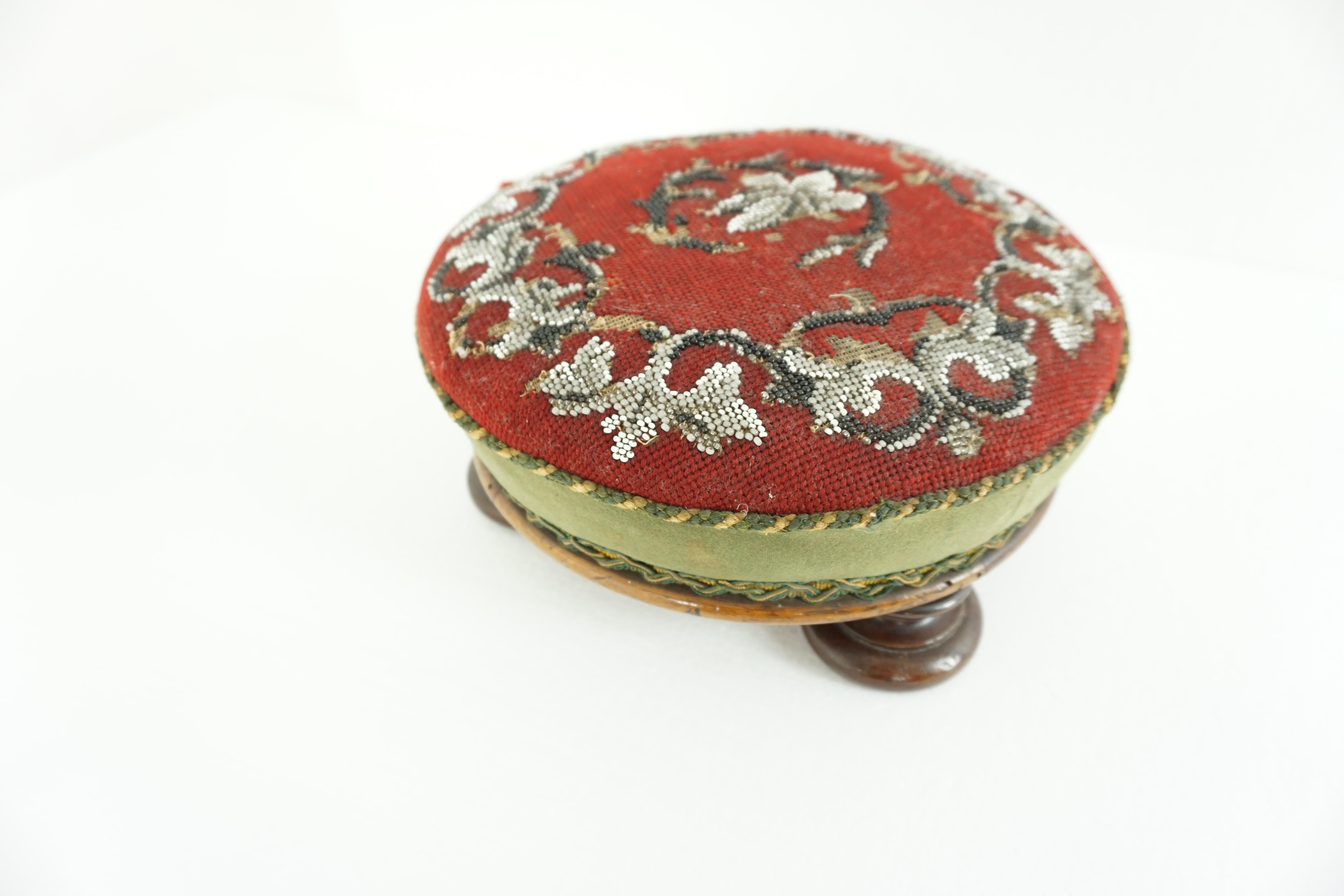 Antique Victorian Round Walnut Beaded Foot Stool Scotland 1870, H064 In Good Condition For Sale In Vancouver, BC