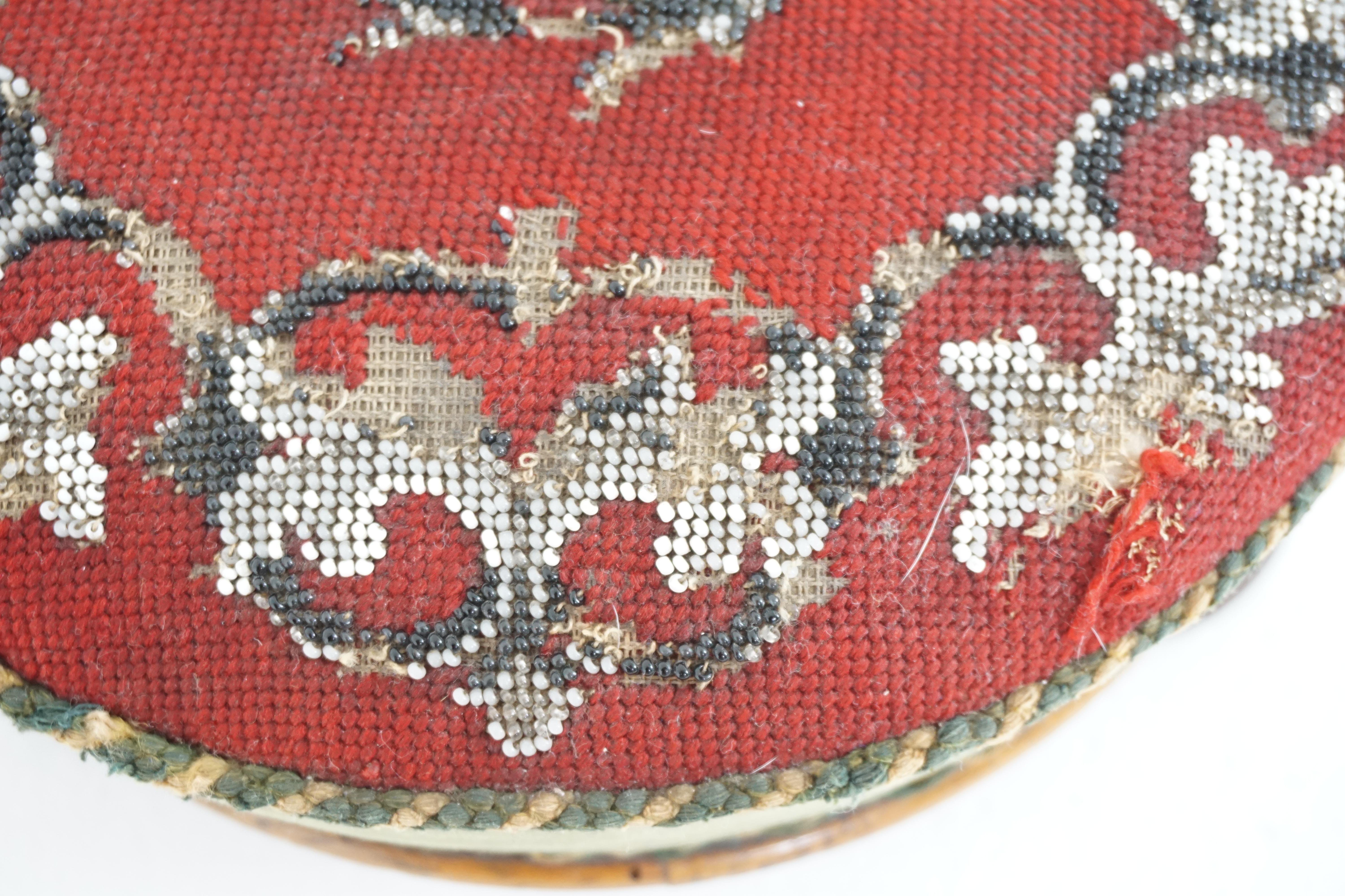 Antiker viktorianischer runder Fußhocker aus Nussbaumholz mit Perlen, Schottland 1870, H064 (Polster) im Angebot