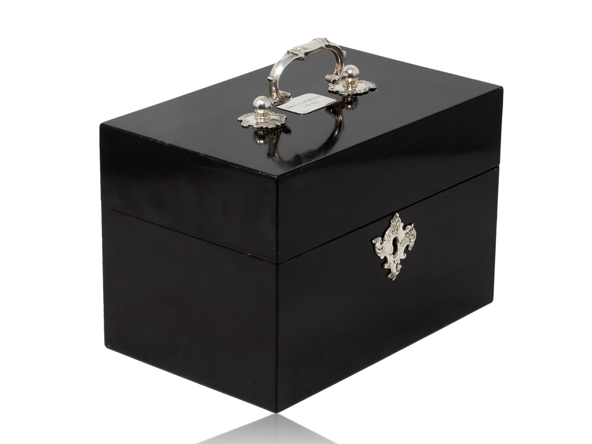 Concedido en Fernhill el 18 de agosto de 1843

De nuestra colección Tea Caddy, estamos encantados de ofrecerte esta Caja de Té Ebonizada concedida como Premio Real en 1843. Caja de té de forma rectangular con cuerpo ebonizado y asa, escudo y