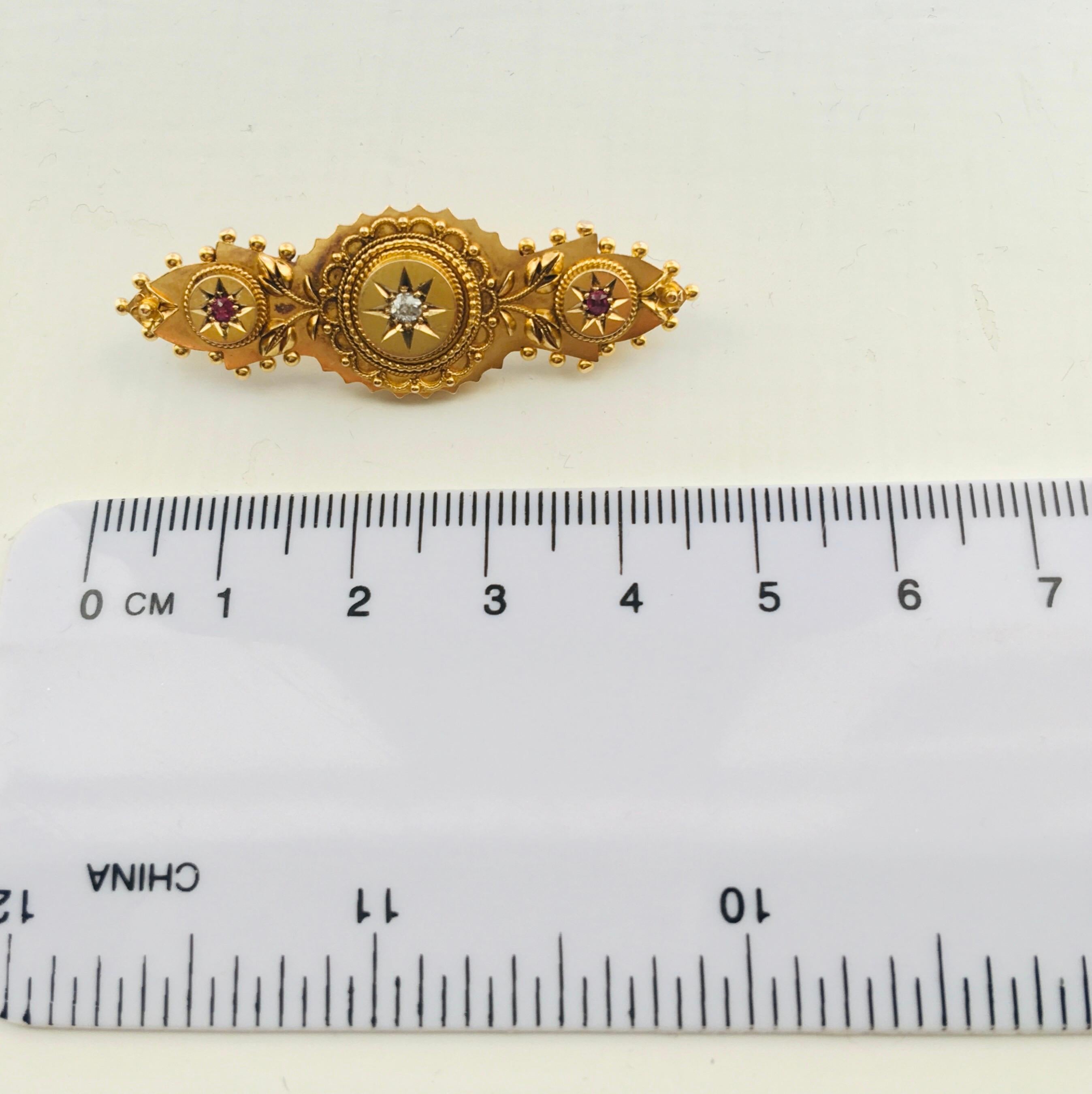 Antiker viktorianischer Rubin 0,10 Karat Diamant 15 Karat Gelbgold Vintage Brosche im Angebot 3