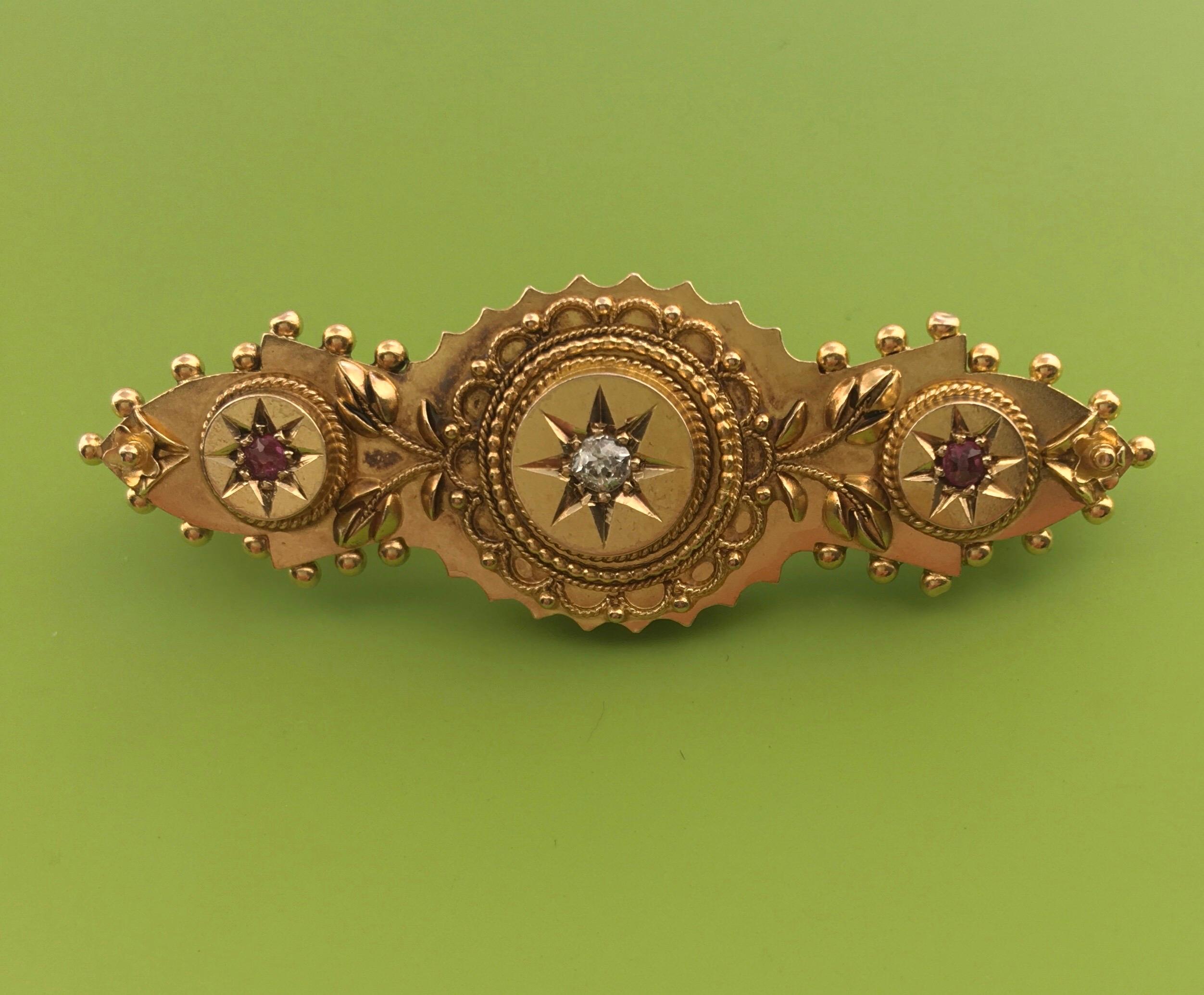 Broche vintage en or jaune 15 carats avec rubis et diamants de 0,10 carat, époque victorienne en vente 9