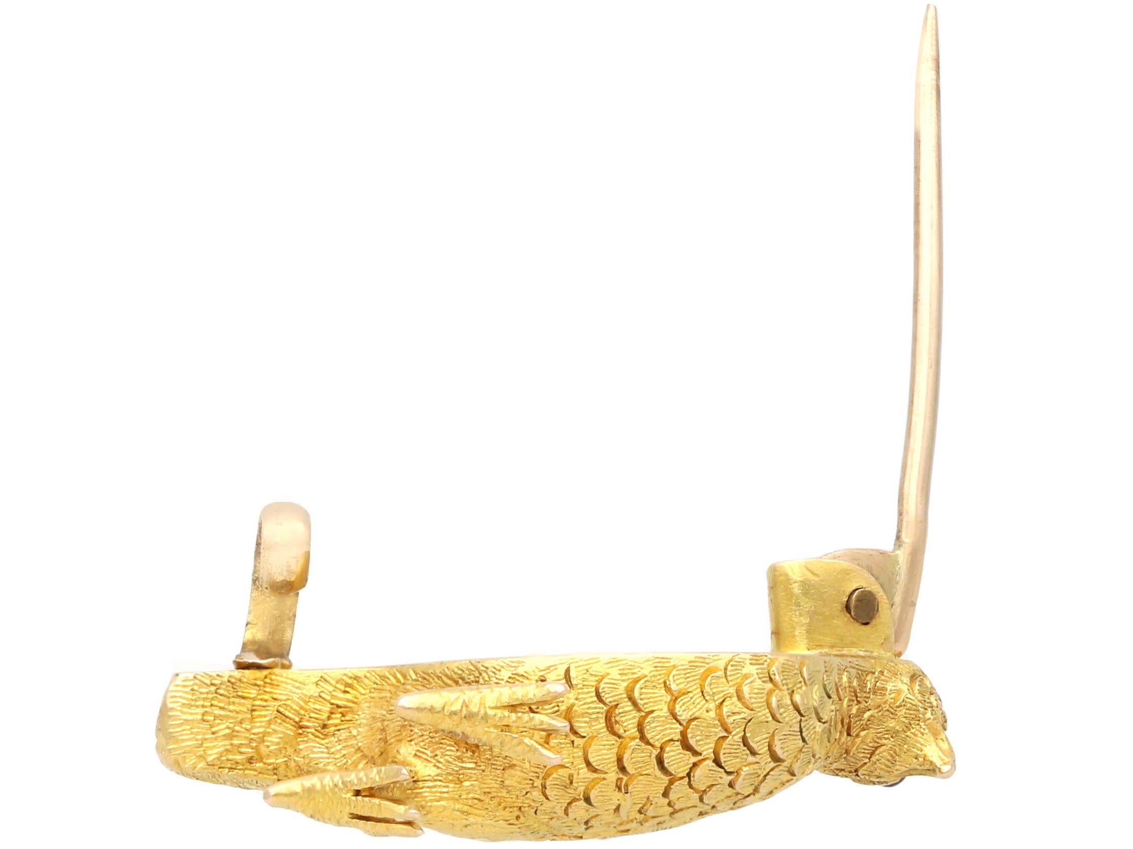 Antike viktorianische Grouse-Brosche mit Rubin und 18 Karat Gelbgold, um 1890 für Damen oder Herren im Angebot