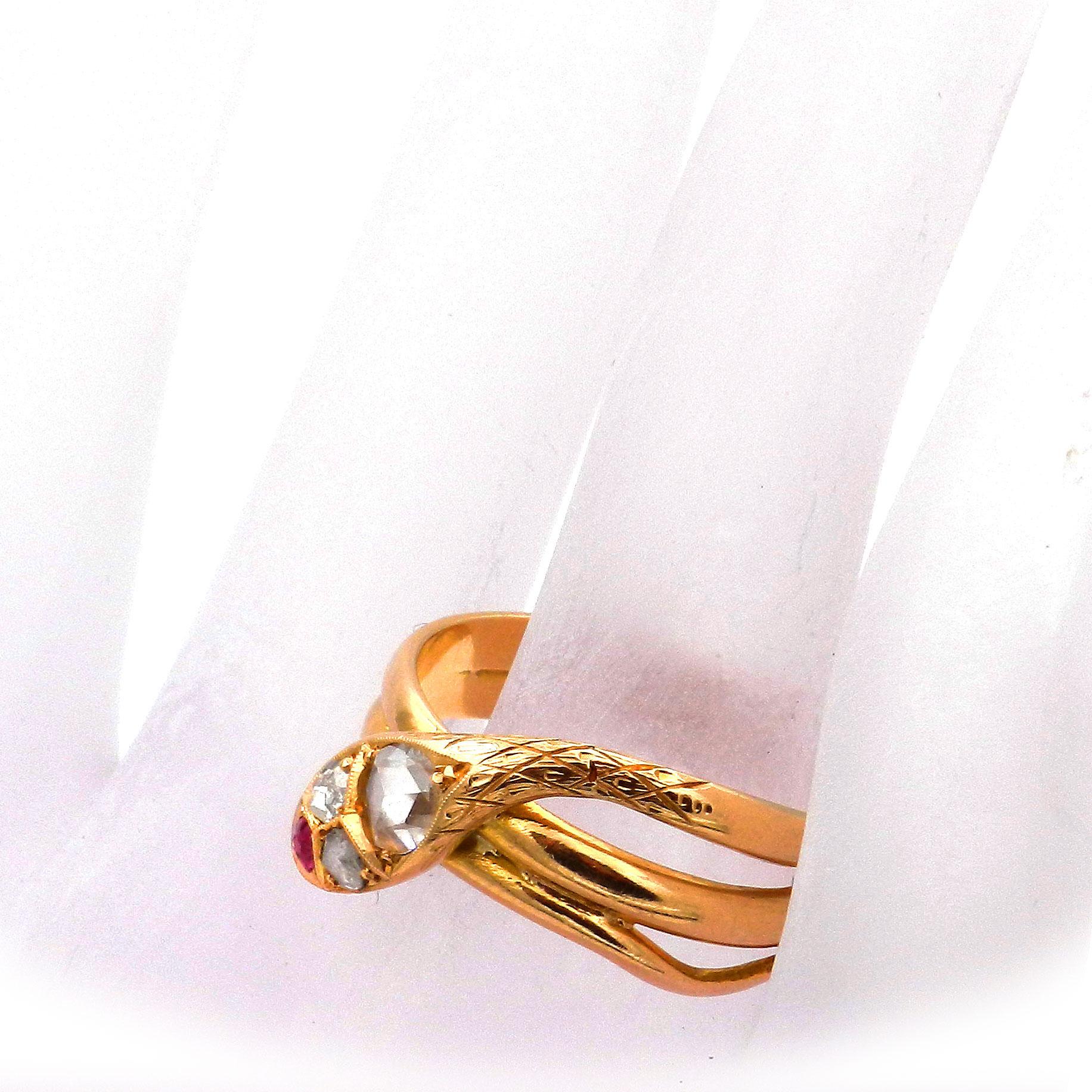 Antique Victorian Ruby and Diamond 18K Gold Snake Ring circa 1880 In Good Condition For Sale In Goettingen, DE