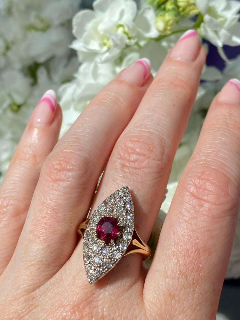 Antico anello vittoriano con rubino e diamanti a navette in vendita su  1stDibs