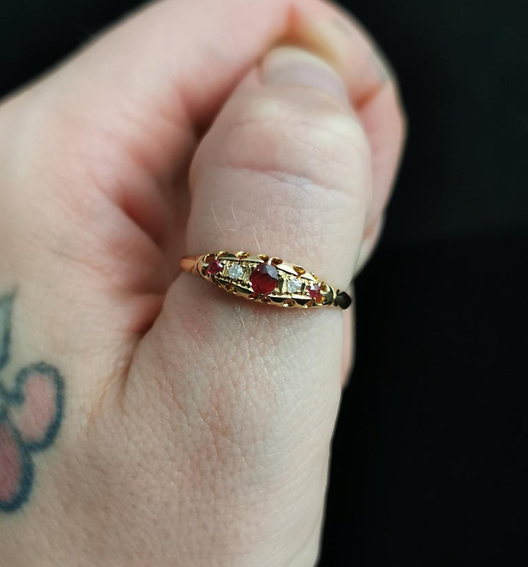 Antique Victorian Ruby and Diamond Ring, 18 Karat Yellow Gold For Sale 2