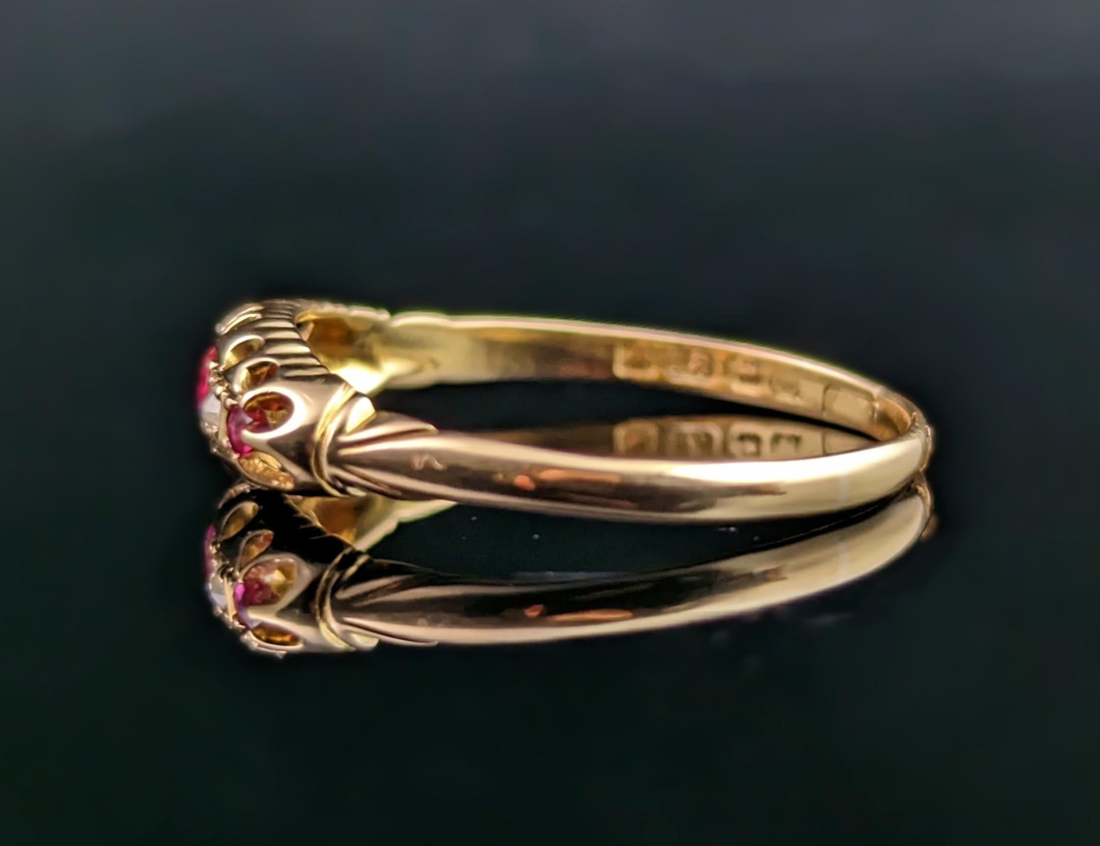 Antique Victorian Ruby and Diamond Ring, 18 Karat Yellow Gold In Good Condition In NEWARK, GB