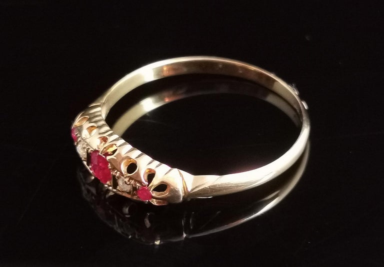 Antique Victorian Ruby and Diamond Ring, 18 Karat Yellow Gold For Sale 3
