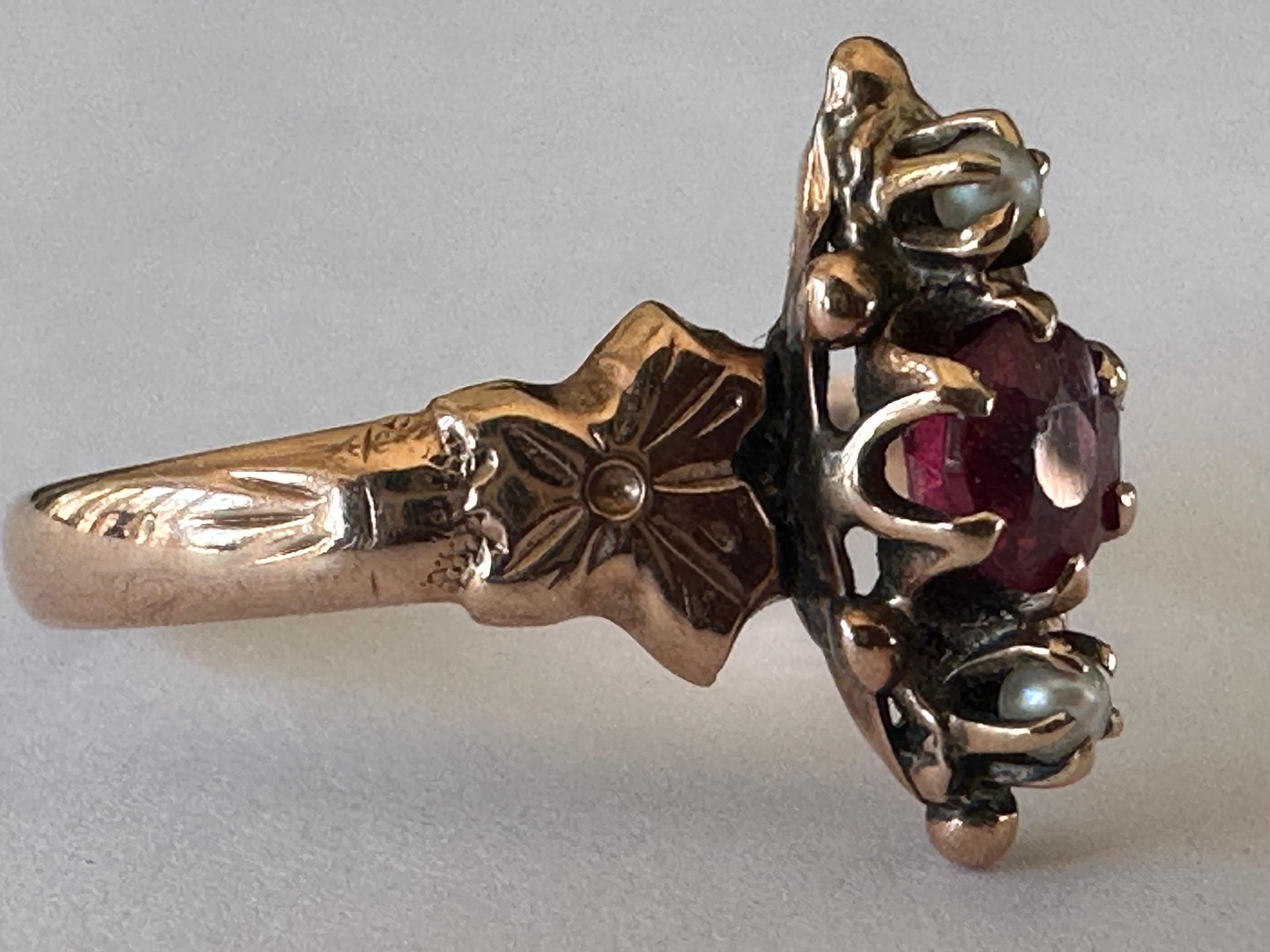 Antiker viktorianischer Rubin- und Perlenkettenring  Damen im Angebot