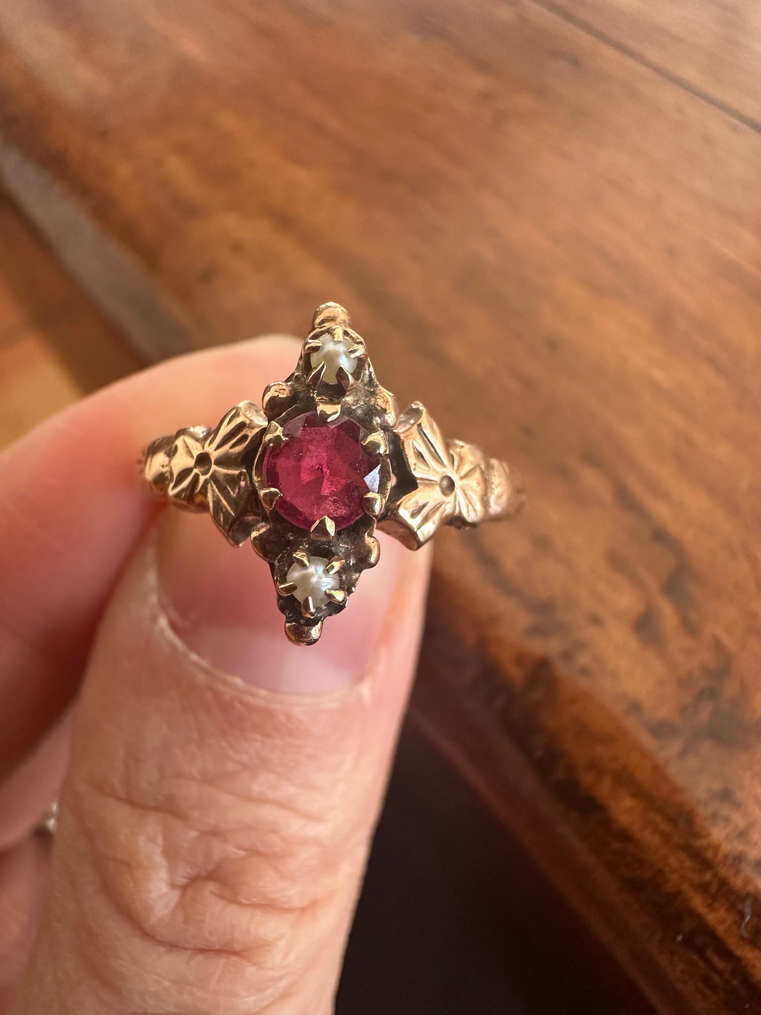 Antiker viktorianischer Rubin- und Perlenkettenring  im Angebot 2