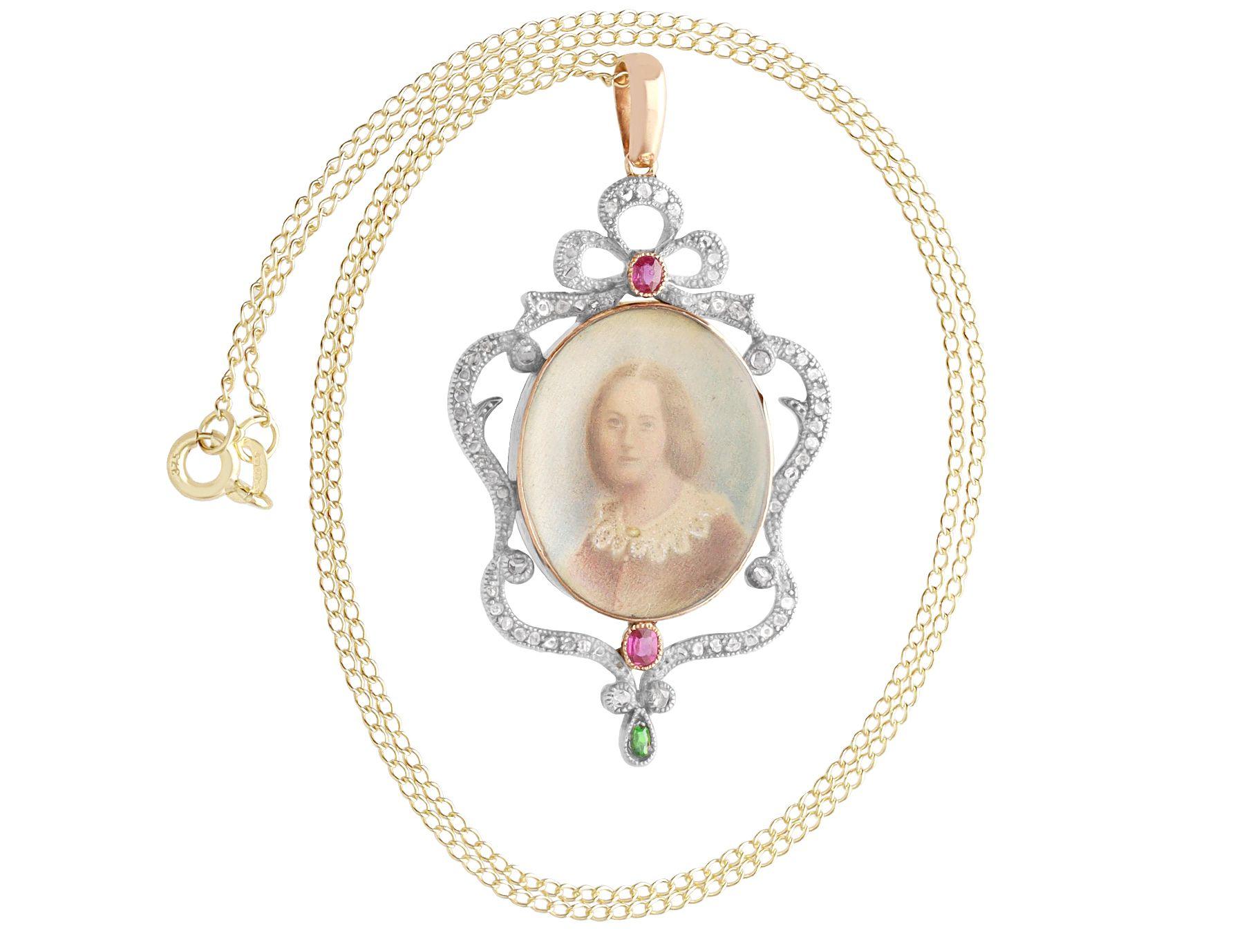 Victorien Pendentif / médaillon victorien en or rose avec rubis, diamants et pâte verte  en vente