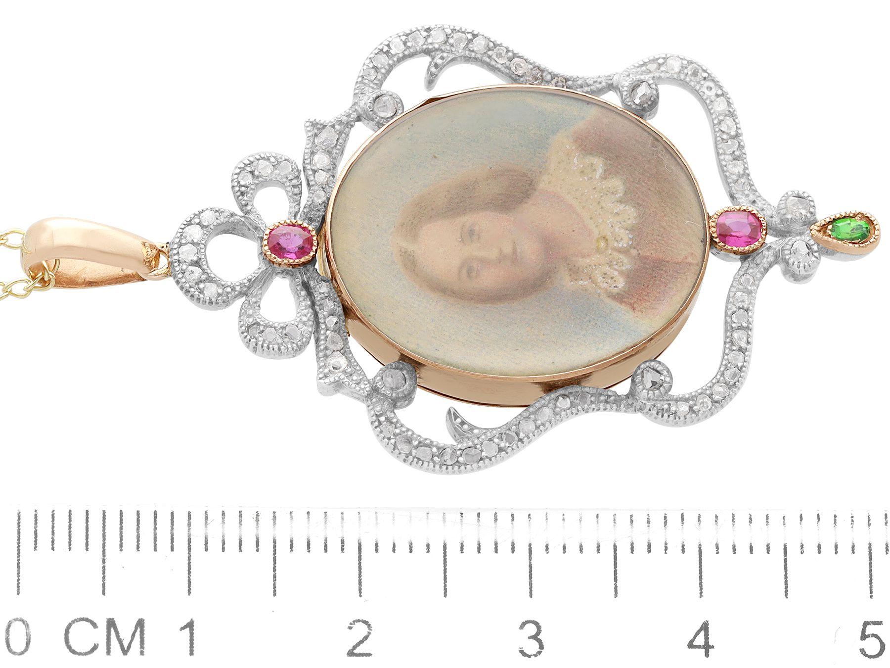 Pendentif / médaillon victorien en or rose avec rubis, diamants et pâte verte  Unisexe en vente