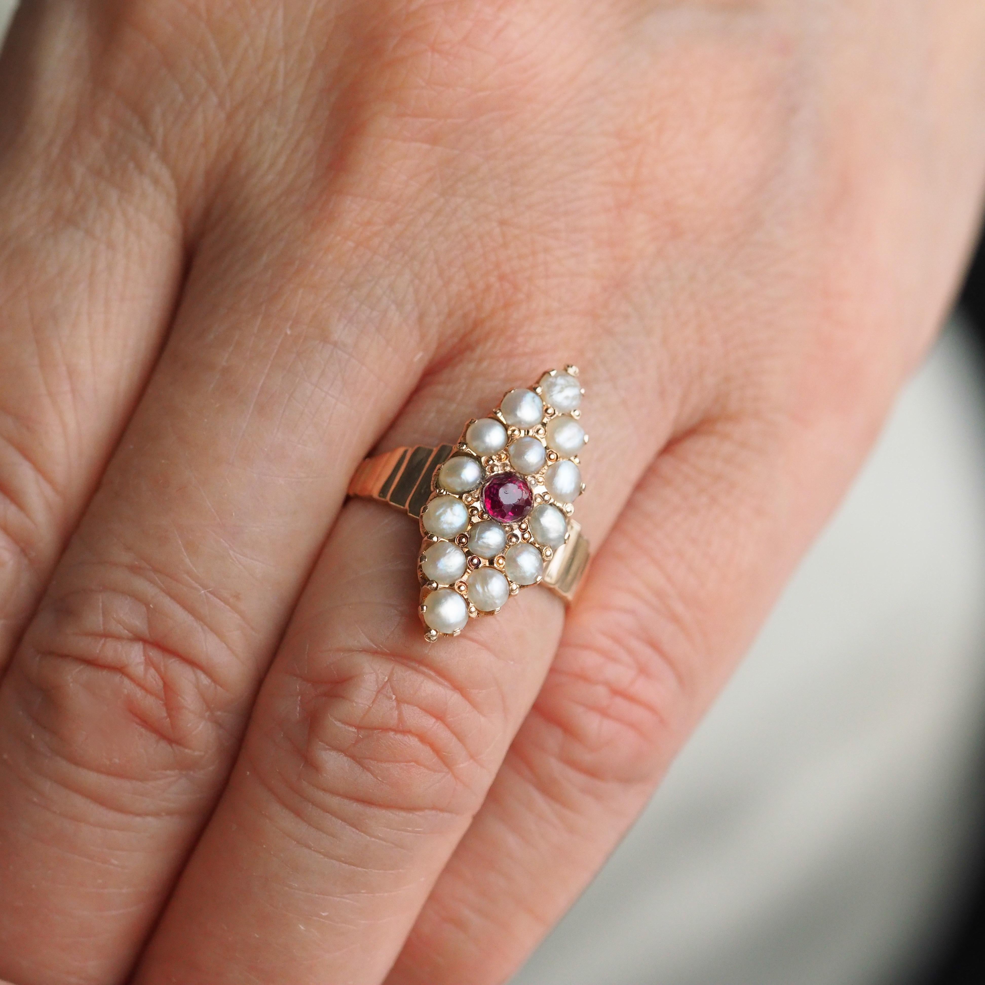 Bague navette victorienne ancienne en or rose 14 carats, rubis et perles naturelles, c.1900 en vente 11