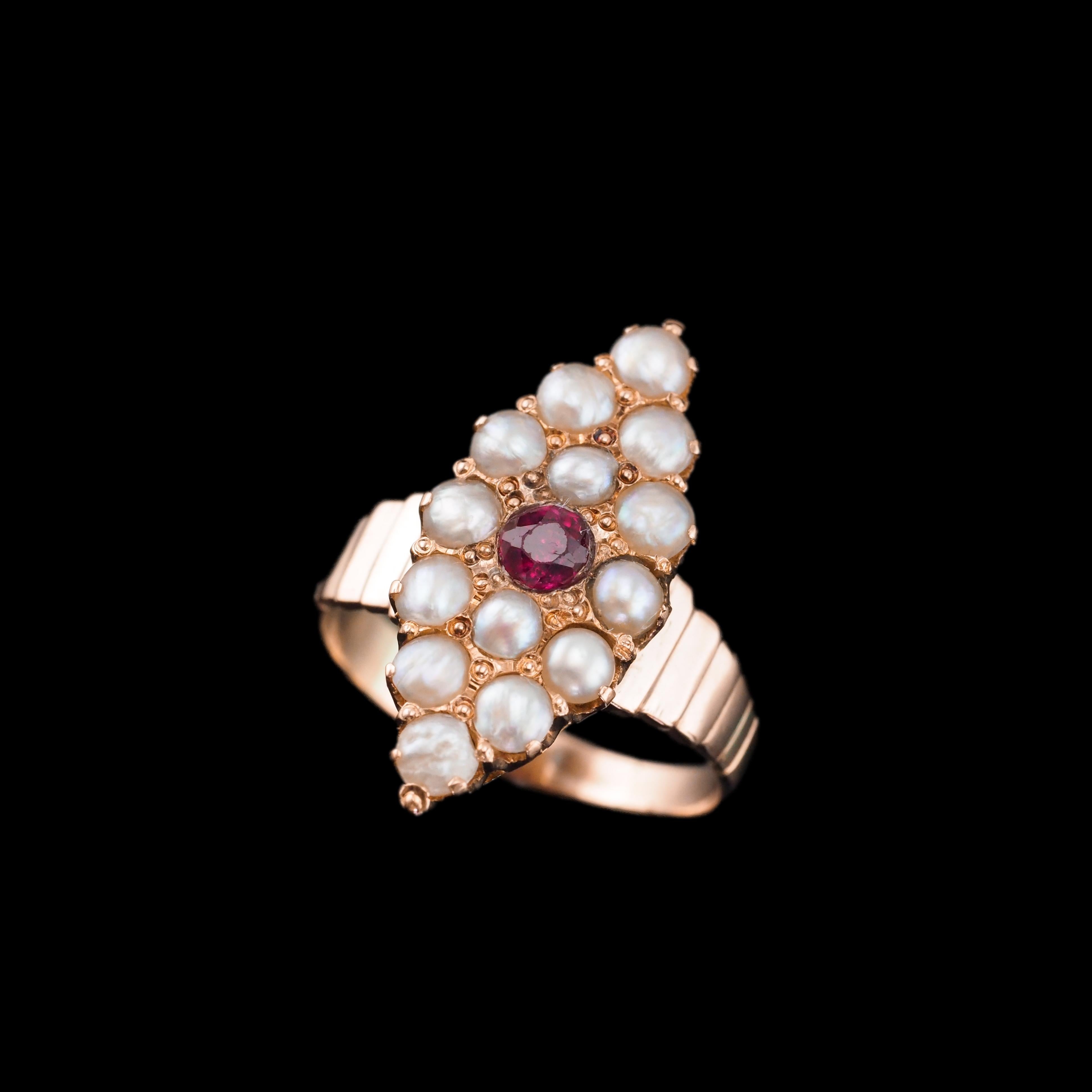 Bague navette victorienne ancienne en or rose 14 carats, rubis et perles naturelles, c.1900 en vente 2