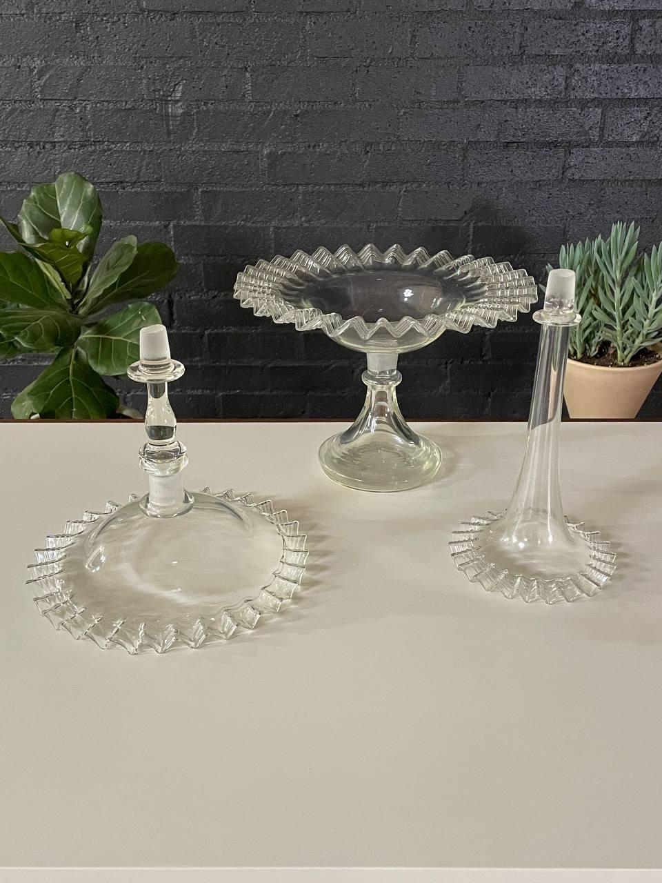Centre de table victorien antique en verre d'art à volants en vente 3