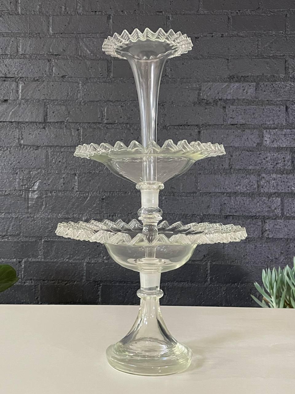 Victorien Centre de table victorien antique en verre d'art à volants en vente