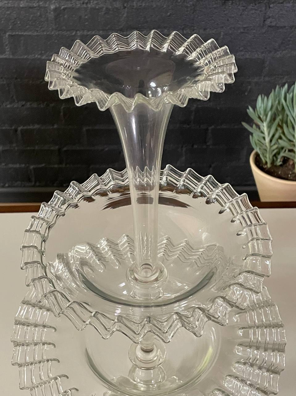 Centre de table victorien antique en verre d'art à volants Bon état - En vente à Los Angeles, CA