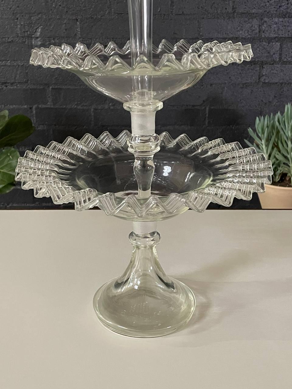 Verre Centre de table victorien antique en verre d'art à volants en vente