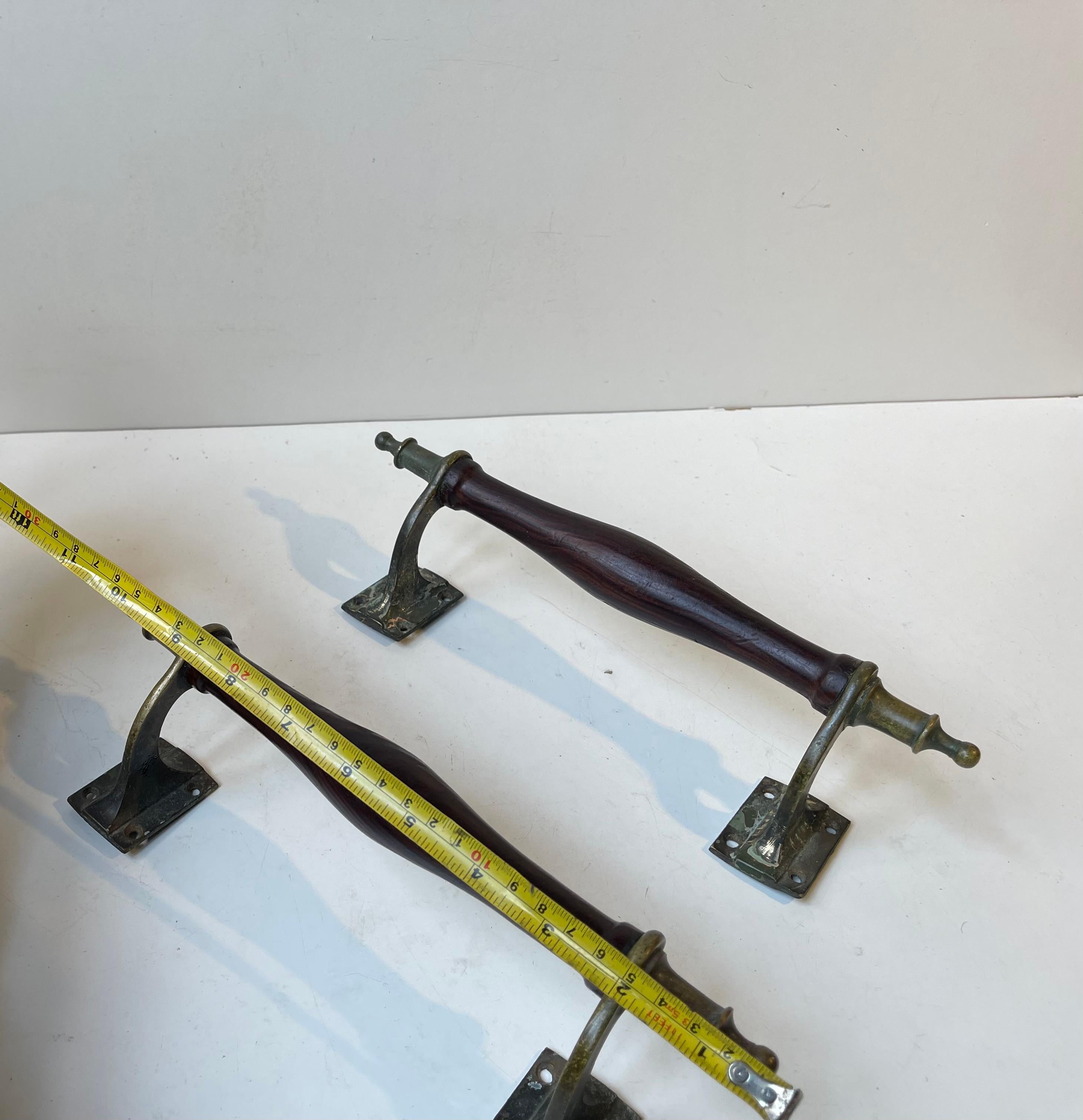 Antique Victorian Saloon Door Handles in Brass, Bronze & Hardwood For Sale 2