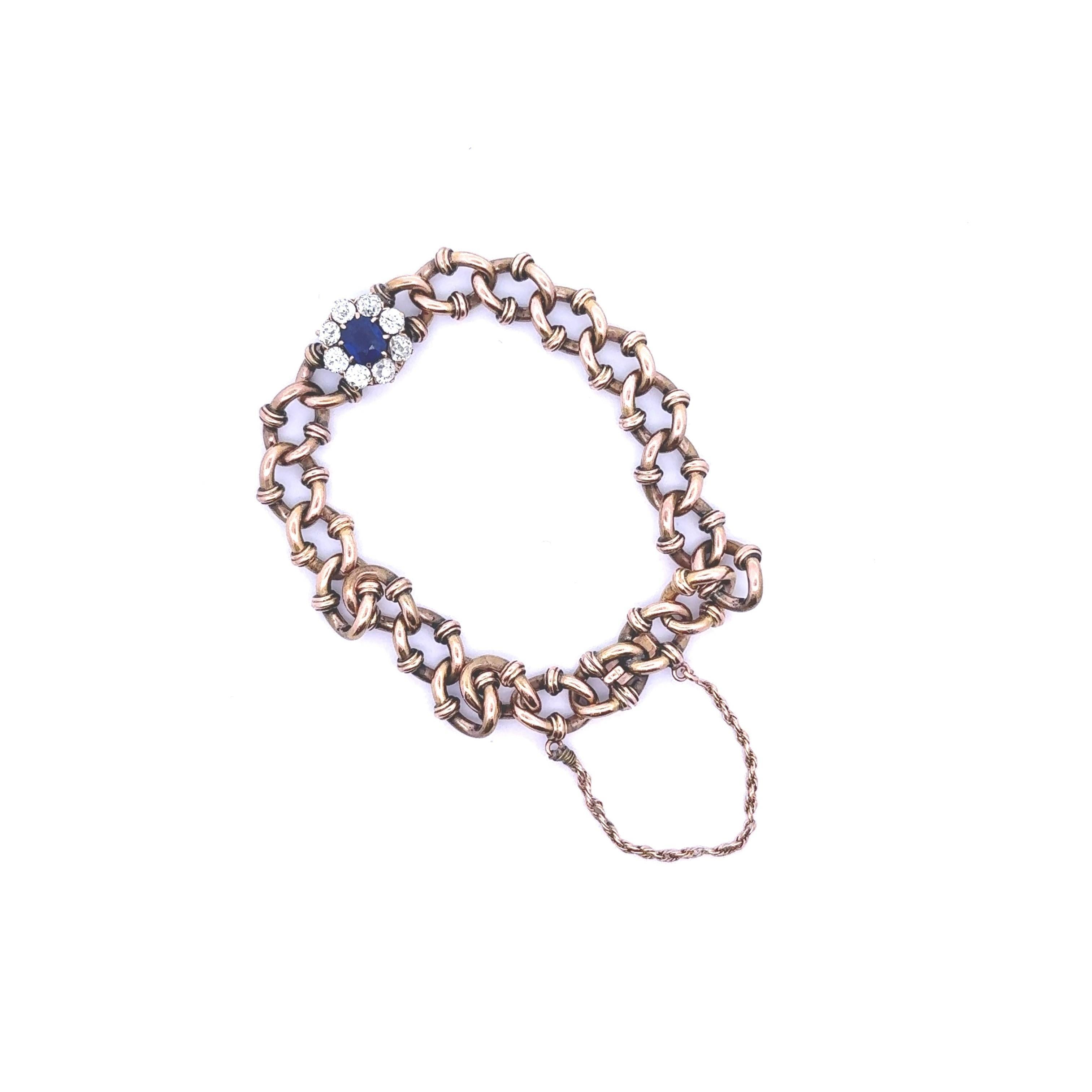 Un bracelet à maillons victorien de la fin des années 1800, présentant une combinaison captivante de saphir bleu et de diamants blancs. Le bracelet met en valeur un saphir bleu vif d'environ 1 carat, complété par 1 carat de diamants blancs taillés