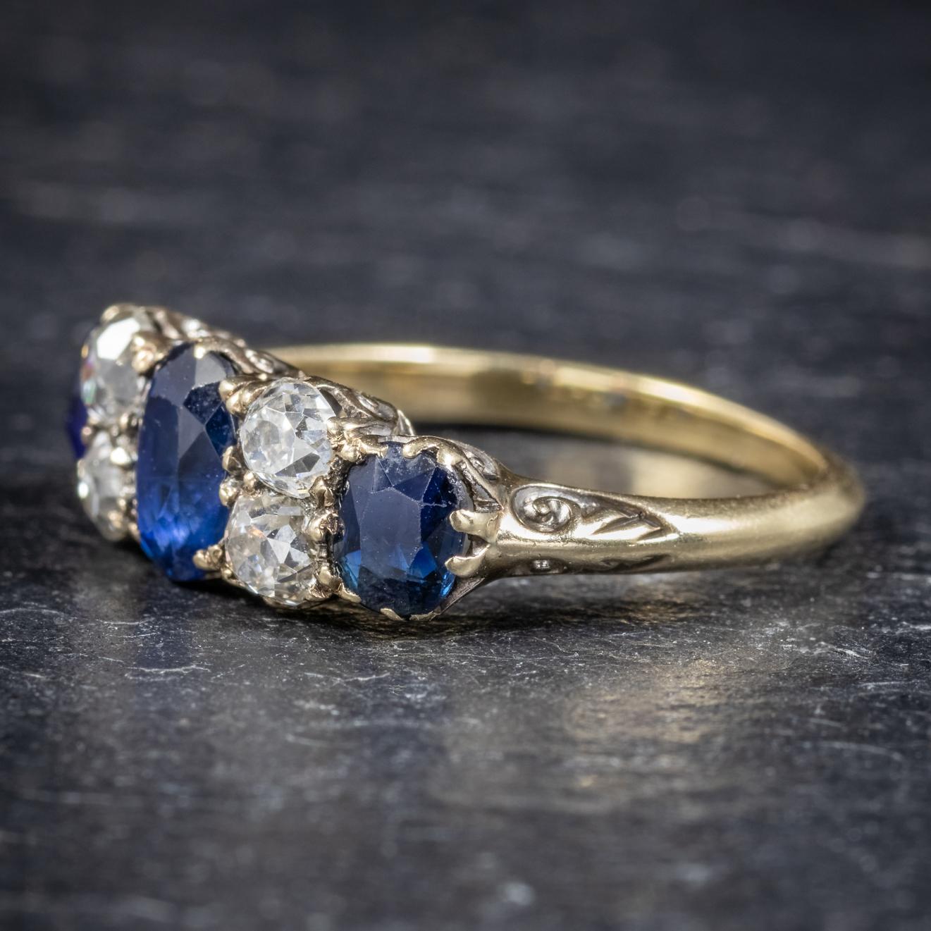 Antique Victorian Sapphire Diamond Five-Stone Ring 18 Carat Gold, circa 1900 (Viktorianisch)