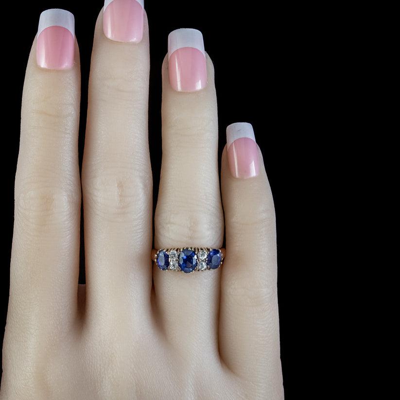 Women's Antique Victorian Sapphire Diamond Ring in 2 Carat of Sapphire, circa 1900 For Sale