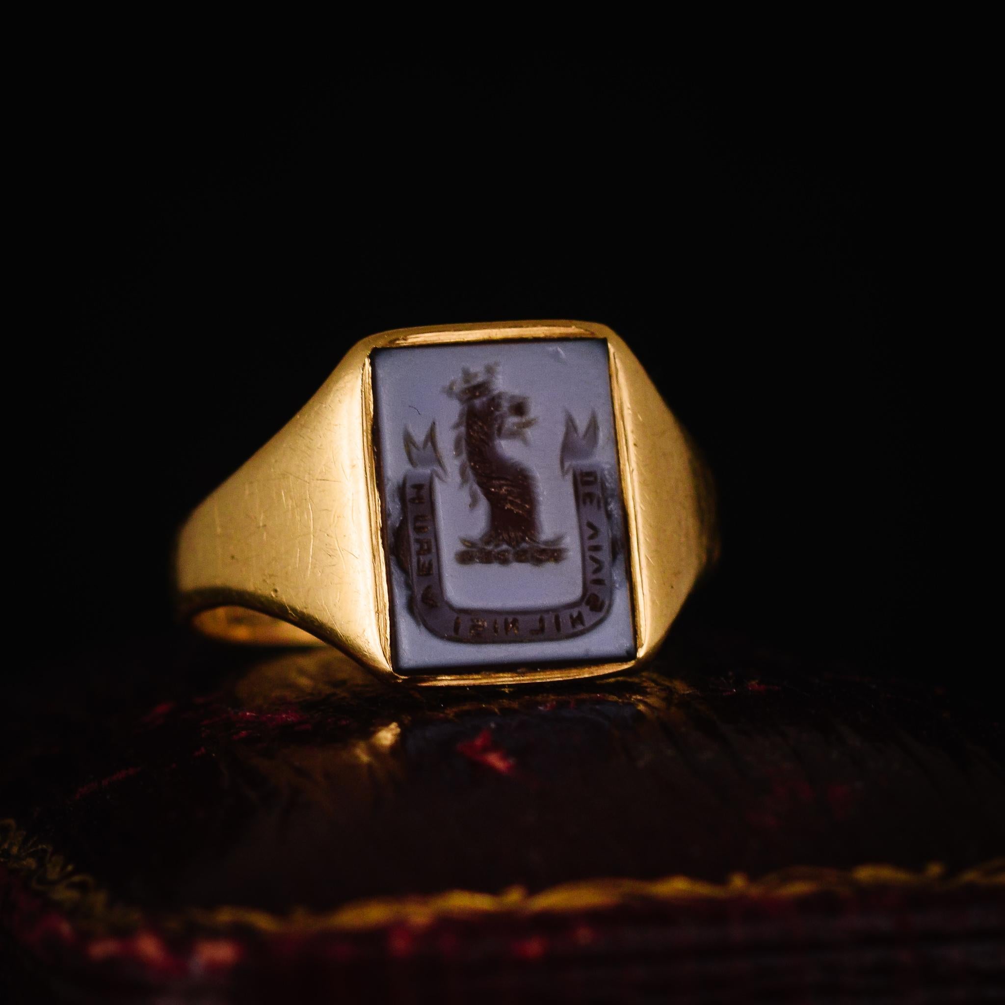 Antique Victorian Sardonyx Crowned Lion Intaglio Signet Ring In Good Condition In Sale, Cheshire
