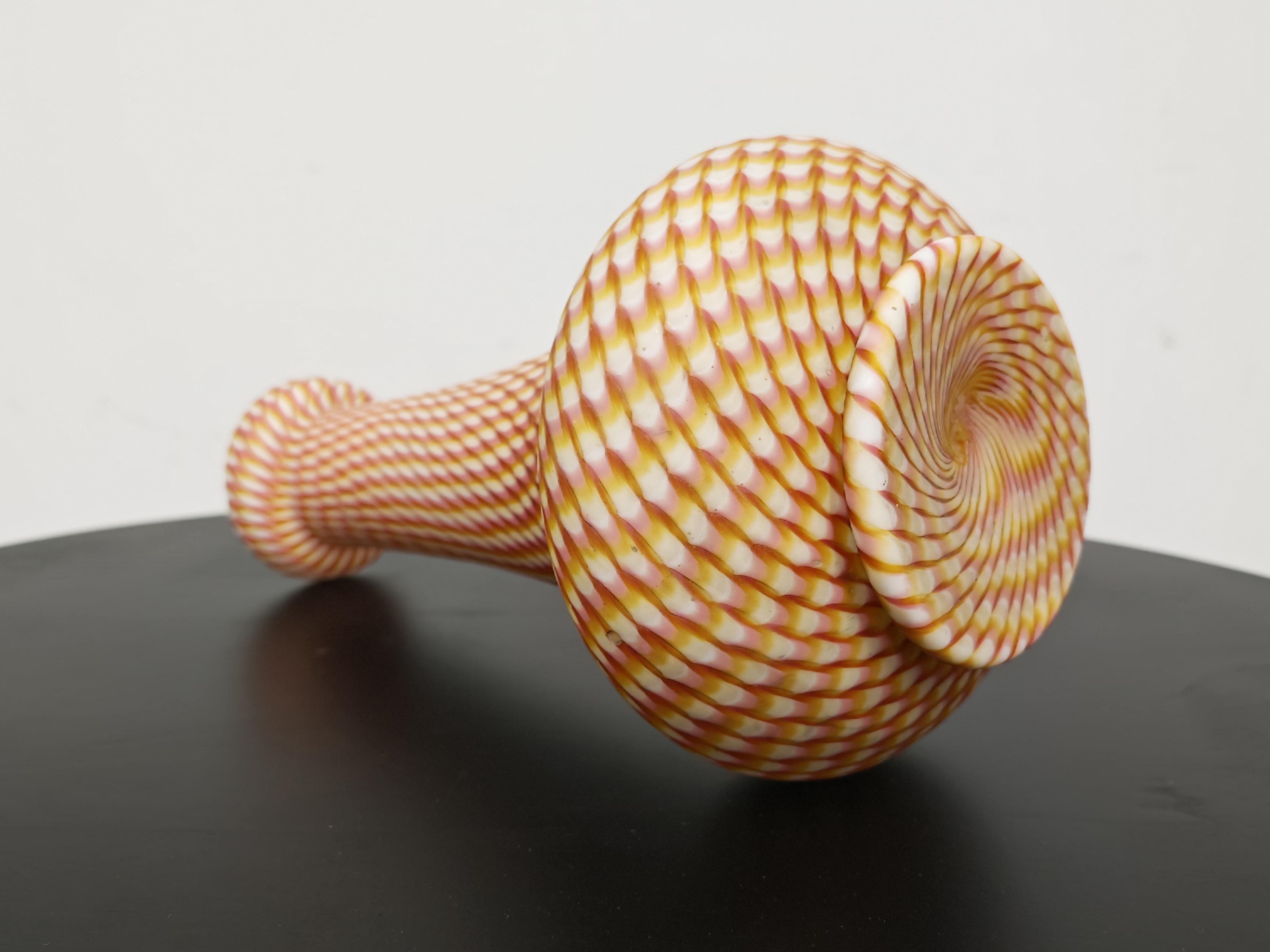 Antiguo jarrón victoriano de cristal satinado de Stevens & Williams, Inglaterra Década de 1880 en venta 3