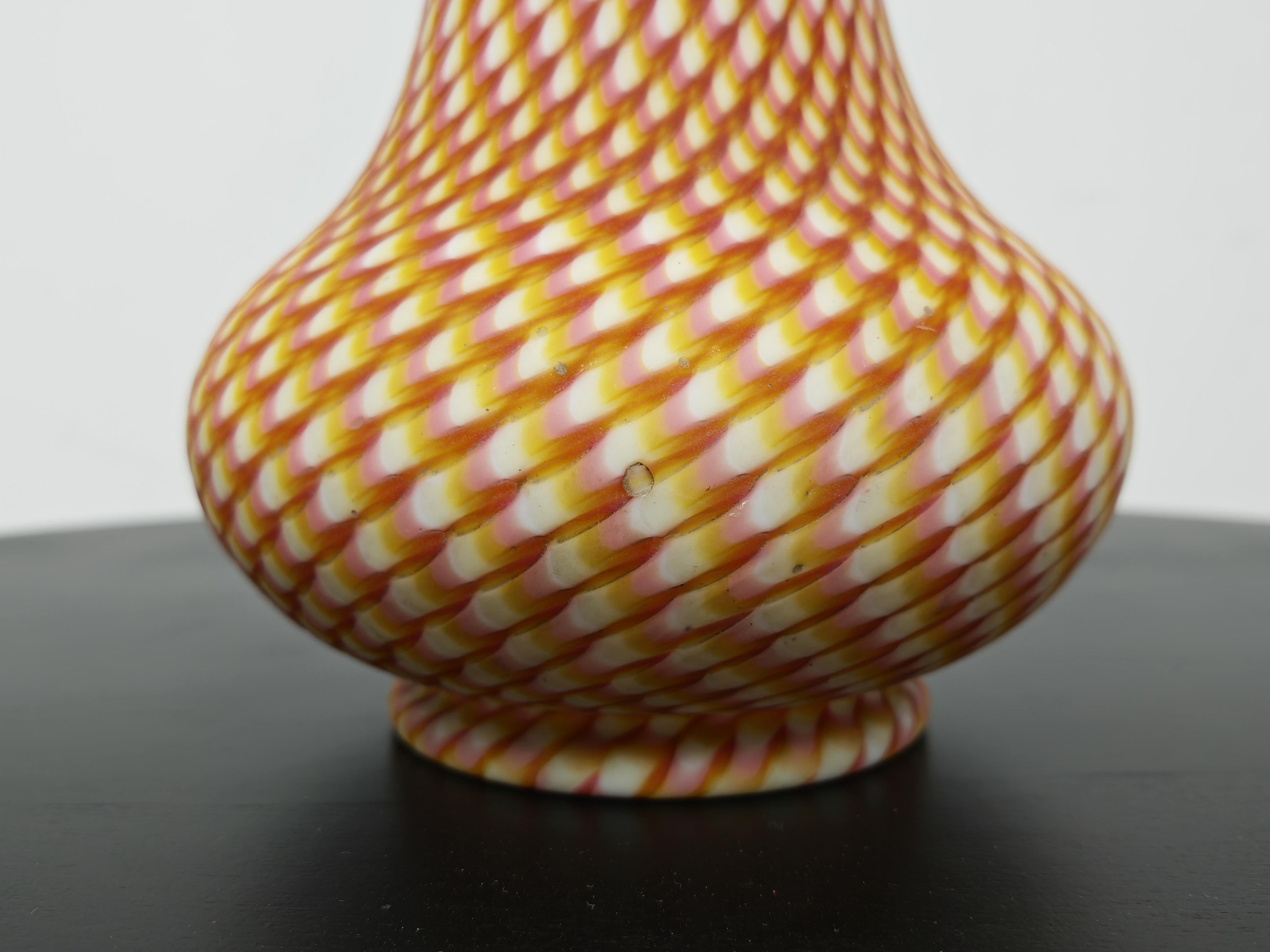 Antiguo jarrón victoriano de cristal satinado de Stevens & Williams, Inglaterra Década de 1880 en venta 4