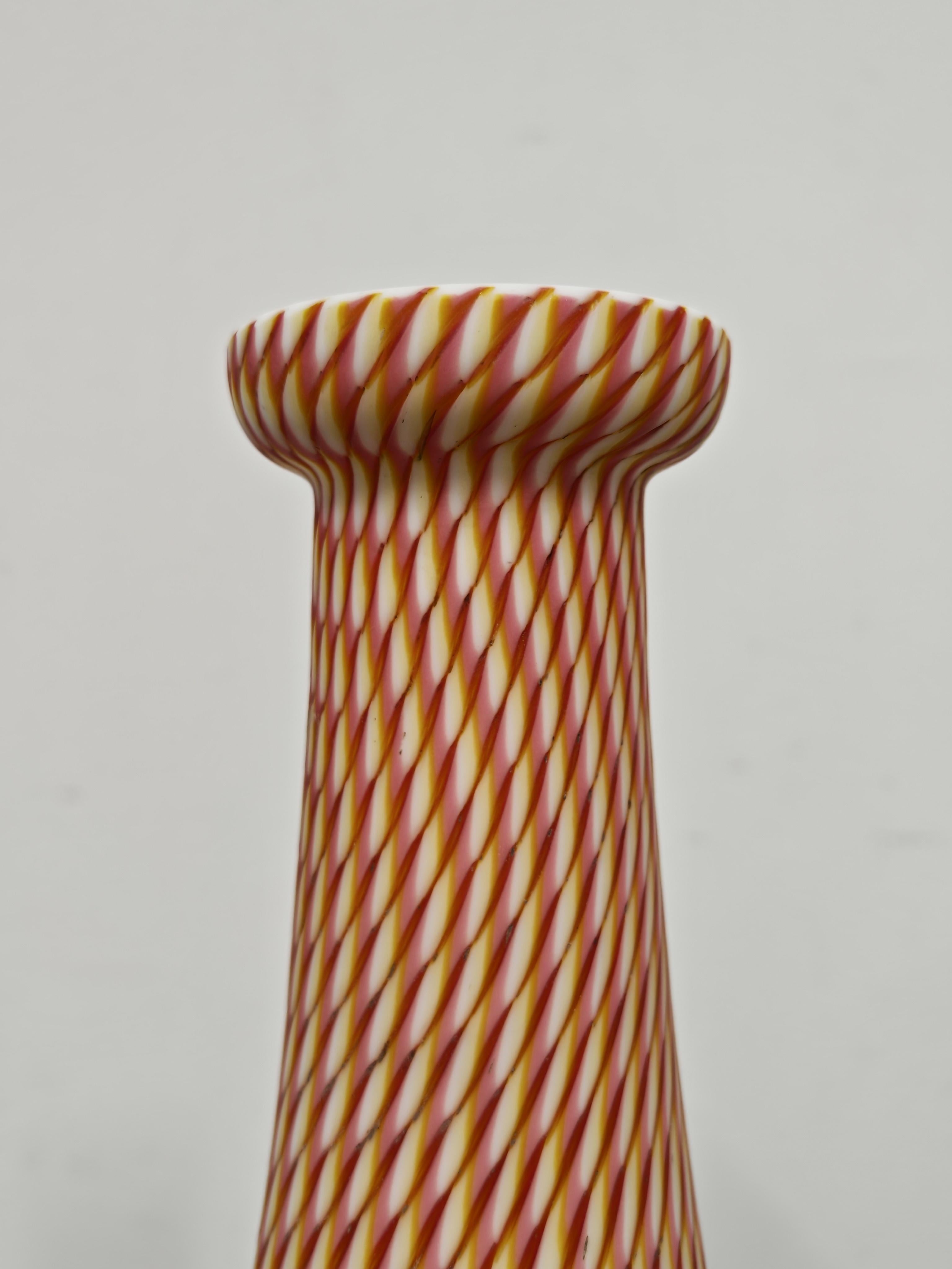 Antiguo jarrón victoriano de cristal satinado de Stevens & Williams, Inglaterra Década de 1880 Victoriano en venta