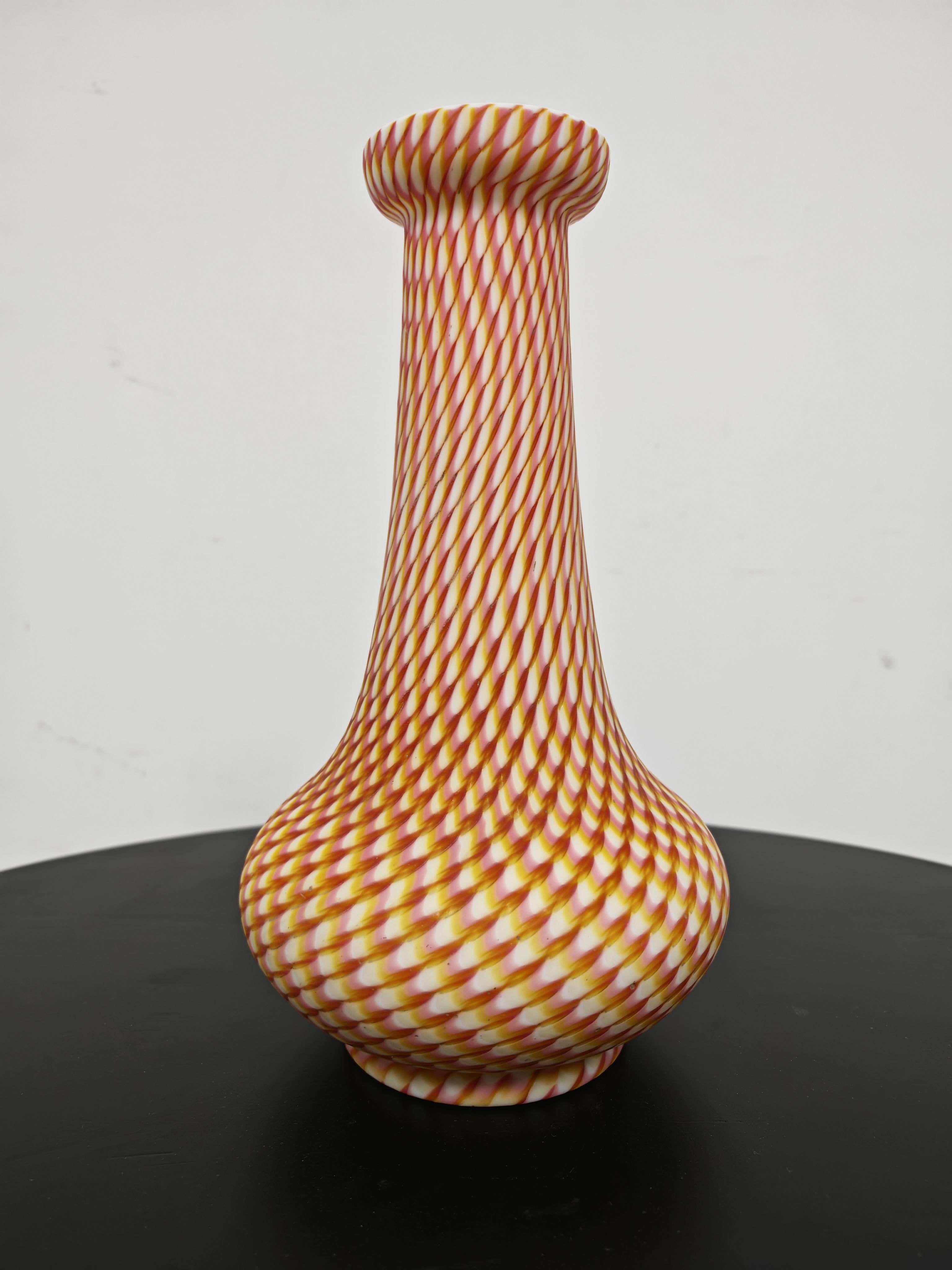 Antiguo jarrón victoriano de cristal satinado de Stevens & Williams, Inglaterra Década de 1880 Inglés en venta