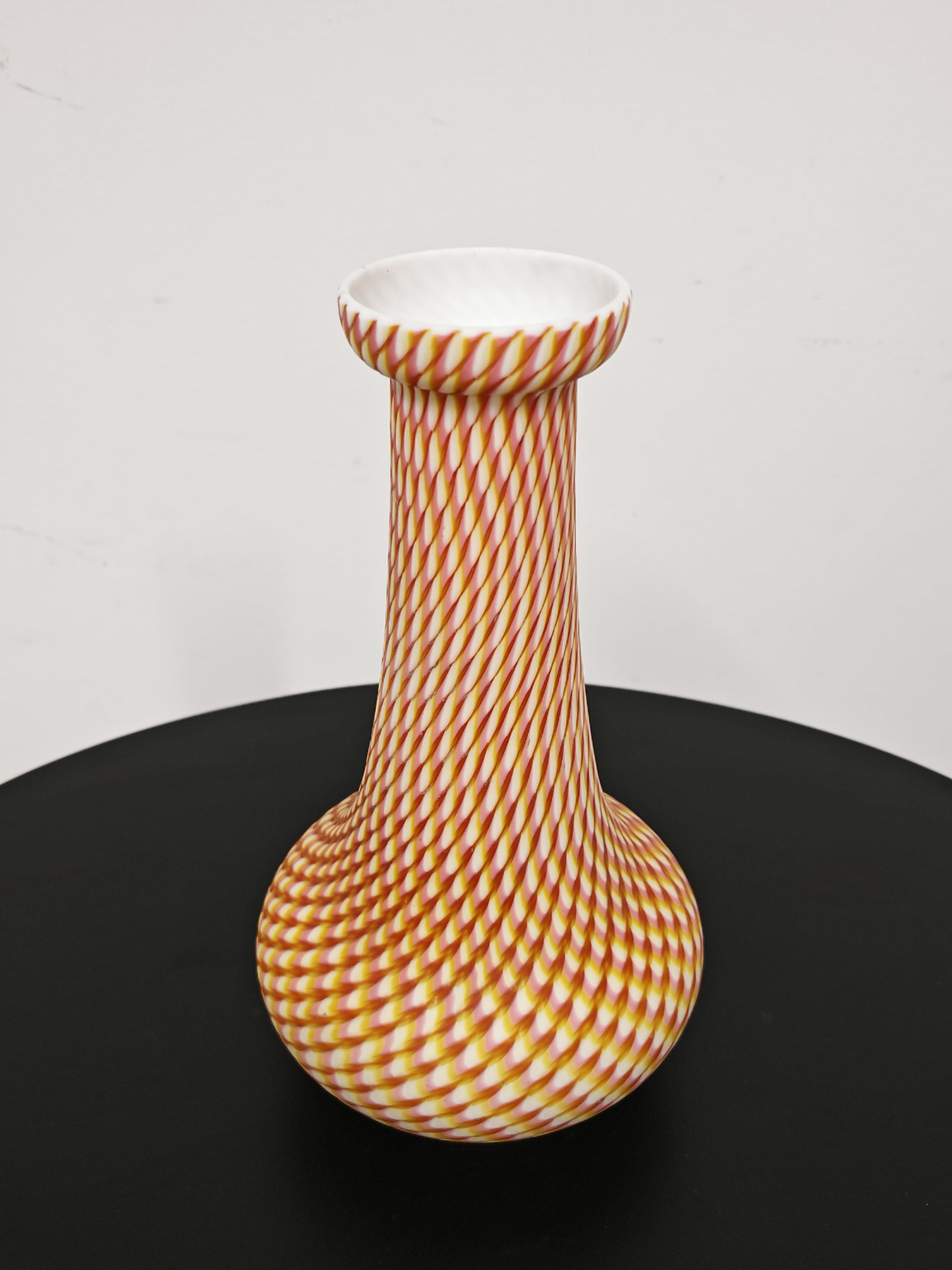 Antiguo jarrón victoriano de cristal satinado de Stevens & Williams, Inglaterra Década de 1880 Fines del siglo XIX en venta