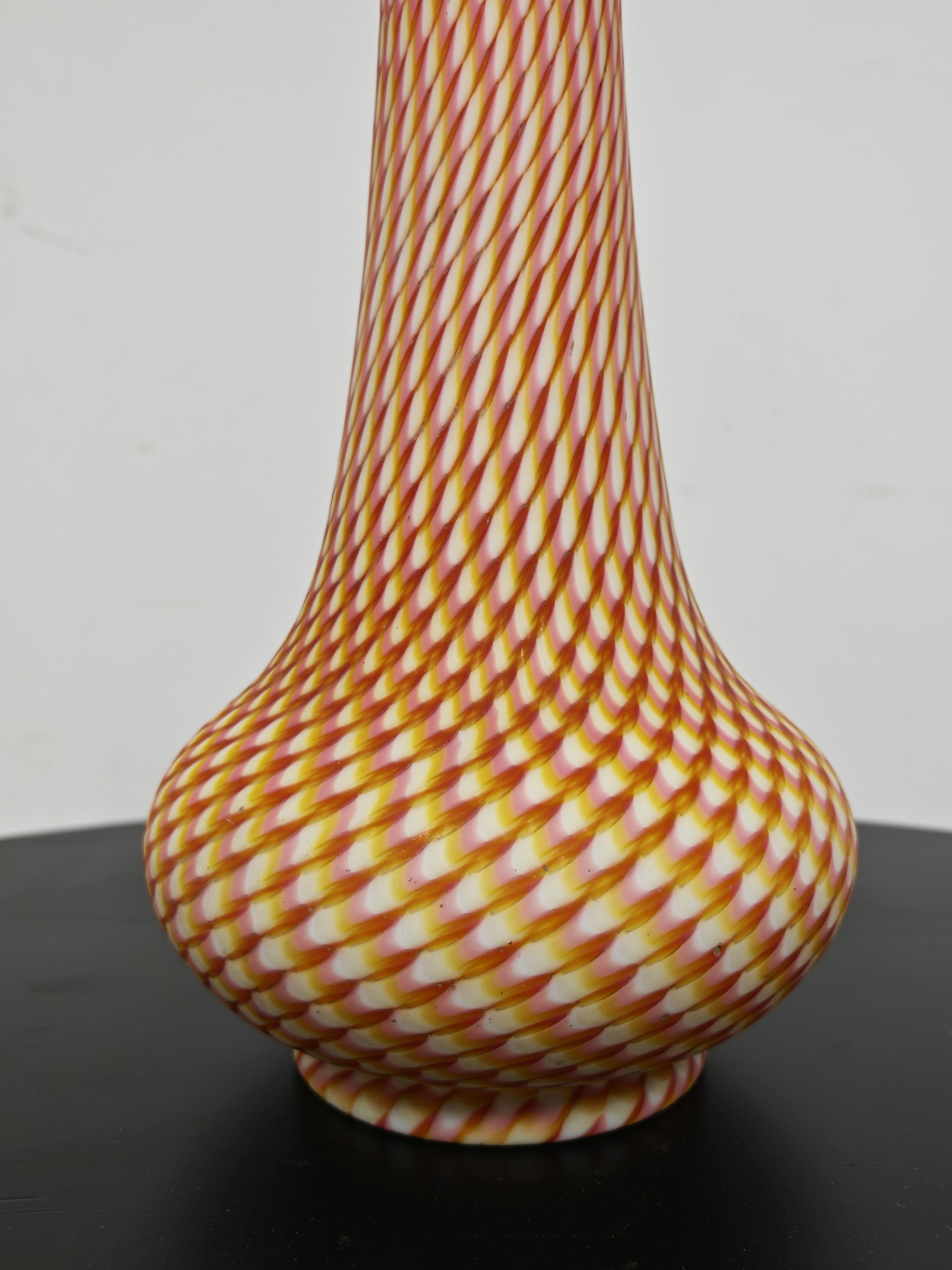 Antiguo jarrón victoriano de cristal satinado de Stevens & Williams, Inglaterra Década de 1880 Vidrio en venta