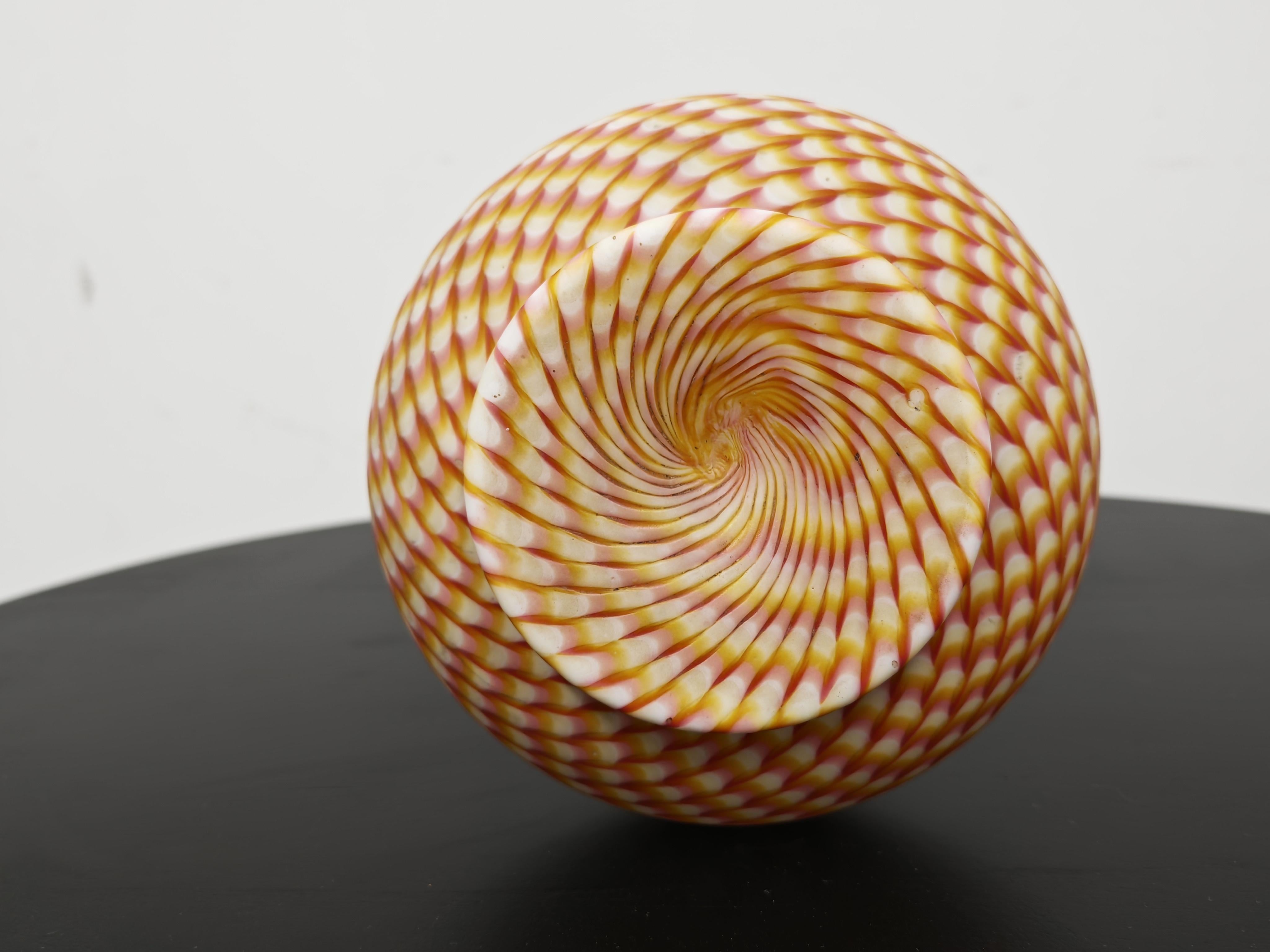 Antiguo jarrón victoriano de cristal satinado de Stevens & Williams, Inglaterra Década de 1880 en venta 1