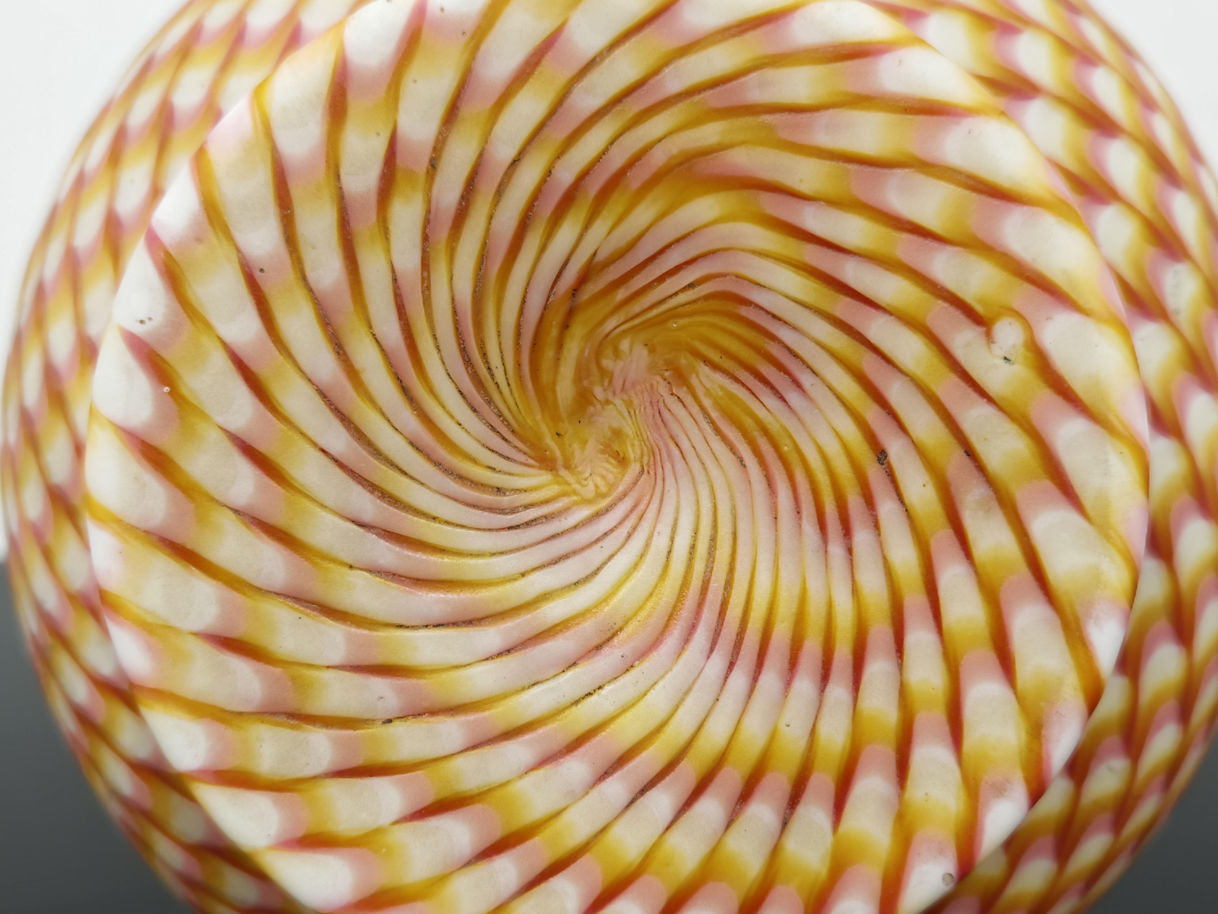 Antiguo jarrón victoriano de cristal satinado de Stevens & Williams, Inglaterra Década de 1880 en venta 2