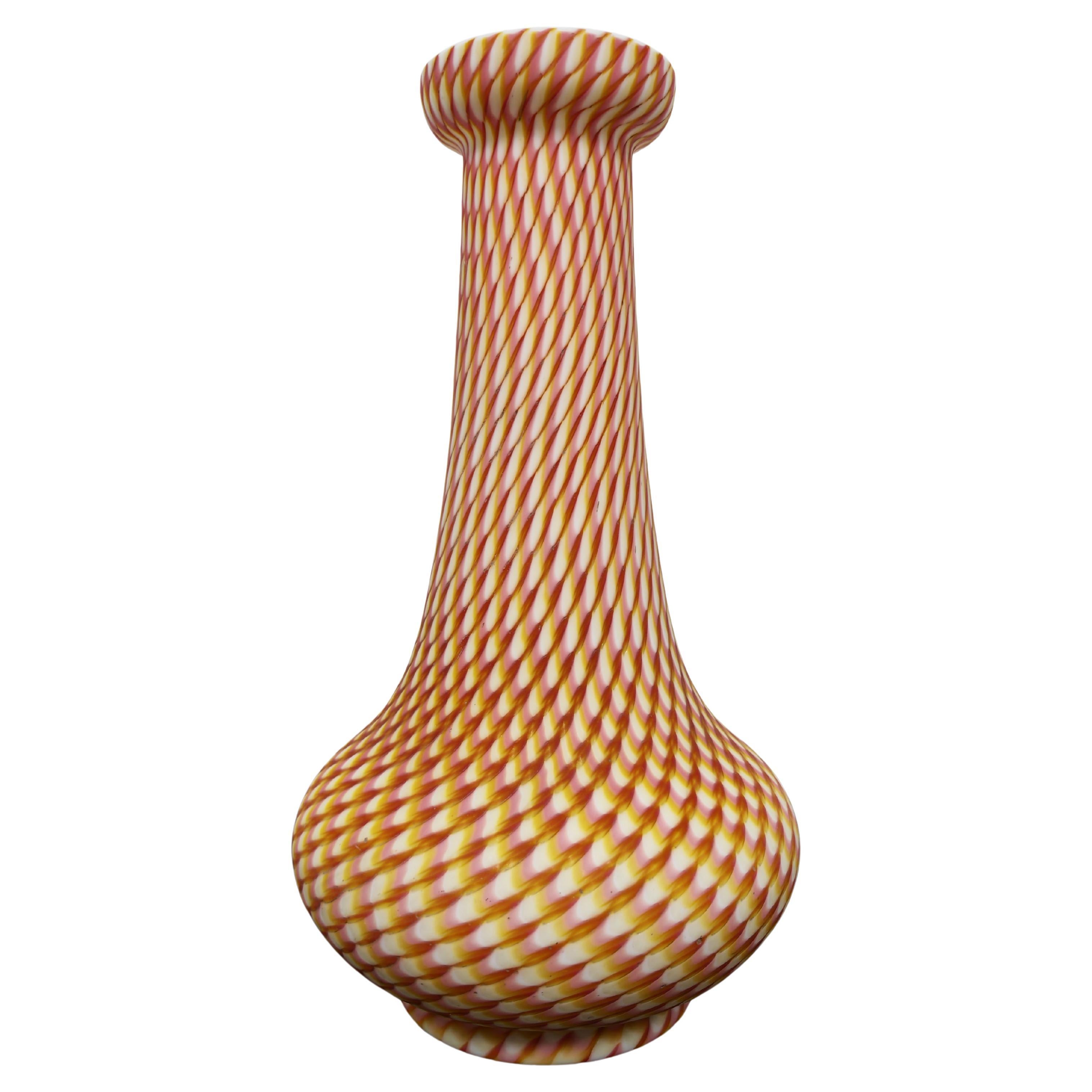 Antiguo jarrón victoriano de cristal satinado de Stevens & Williams, Inglaterra Década de 1880 en venta