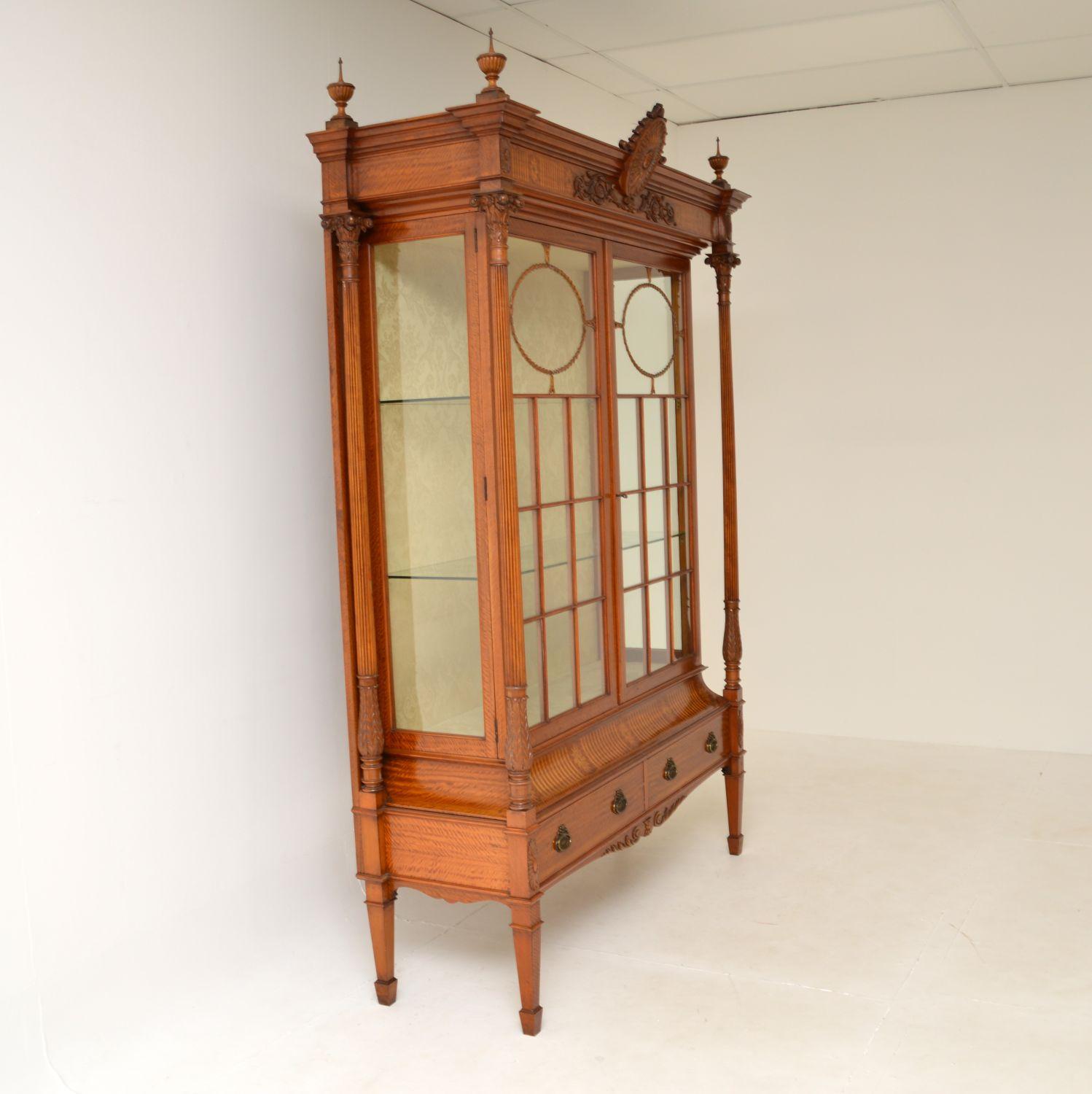 Antique Victorian Satin Wood Display Cabinet In Good Condition For Sale In London, GB