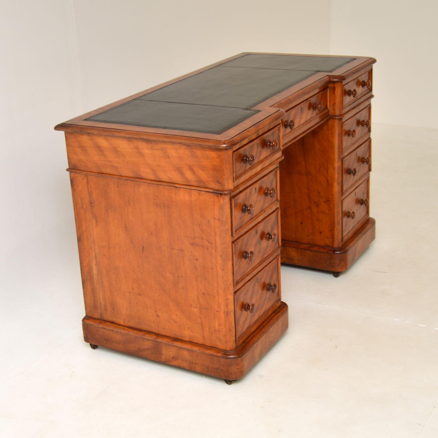Britannique Antique Victorien Satin Wood Leather Top Pedestal Desk (Bureau à piédestal) en vente