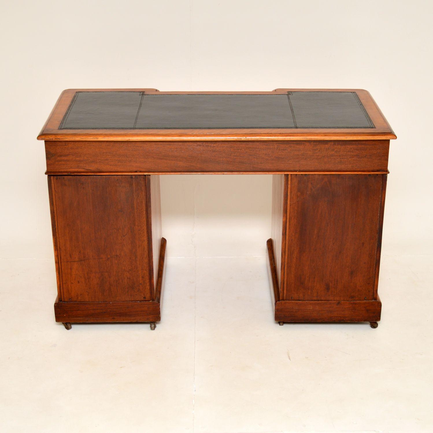 Milieu du XIXe siècle Antique Victorien Satin Wood Leather Top Pedestal Desk (Bureau à piédestal) en vente