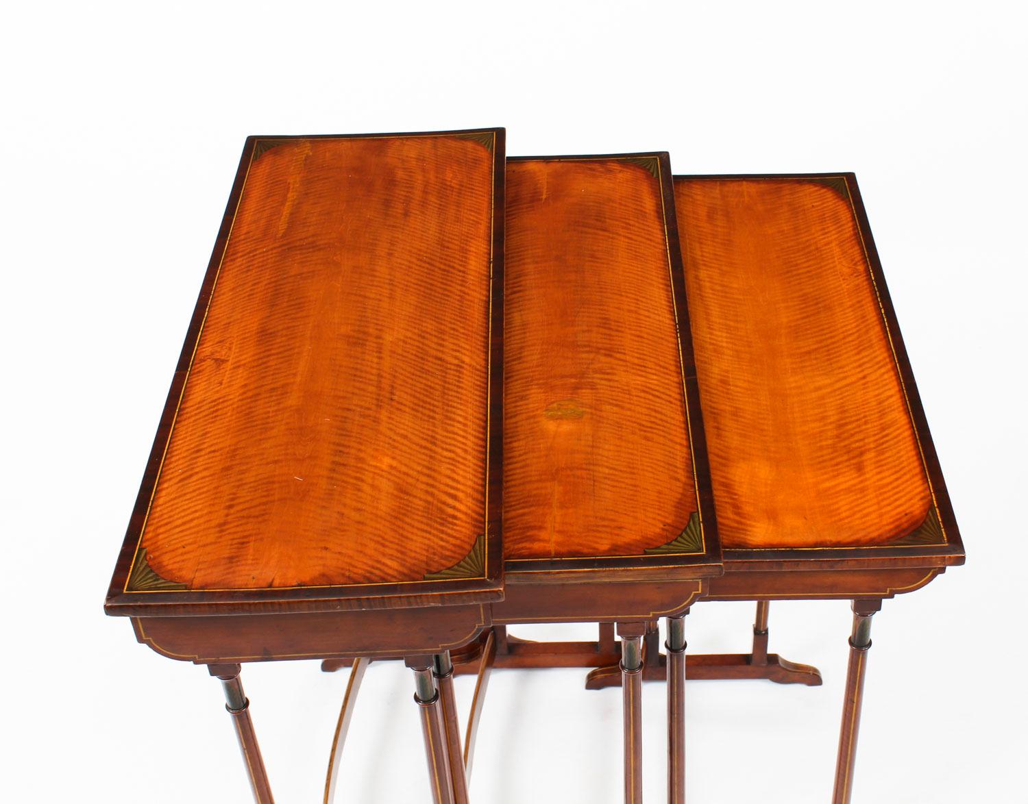 Antique Victorian Satinwood and Inlaid Nest of 3 Tables, 19th Century In Good Condition In London, GB