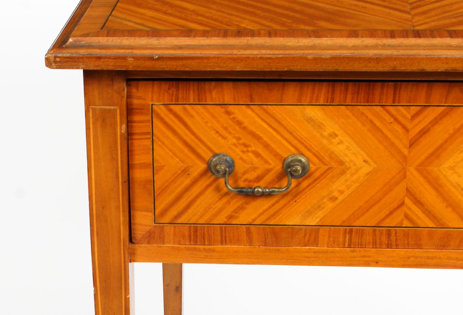 Anglais Ancienne table d'appoint victorienne en bois de satin, 19e siècle en vente