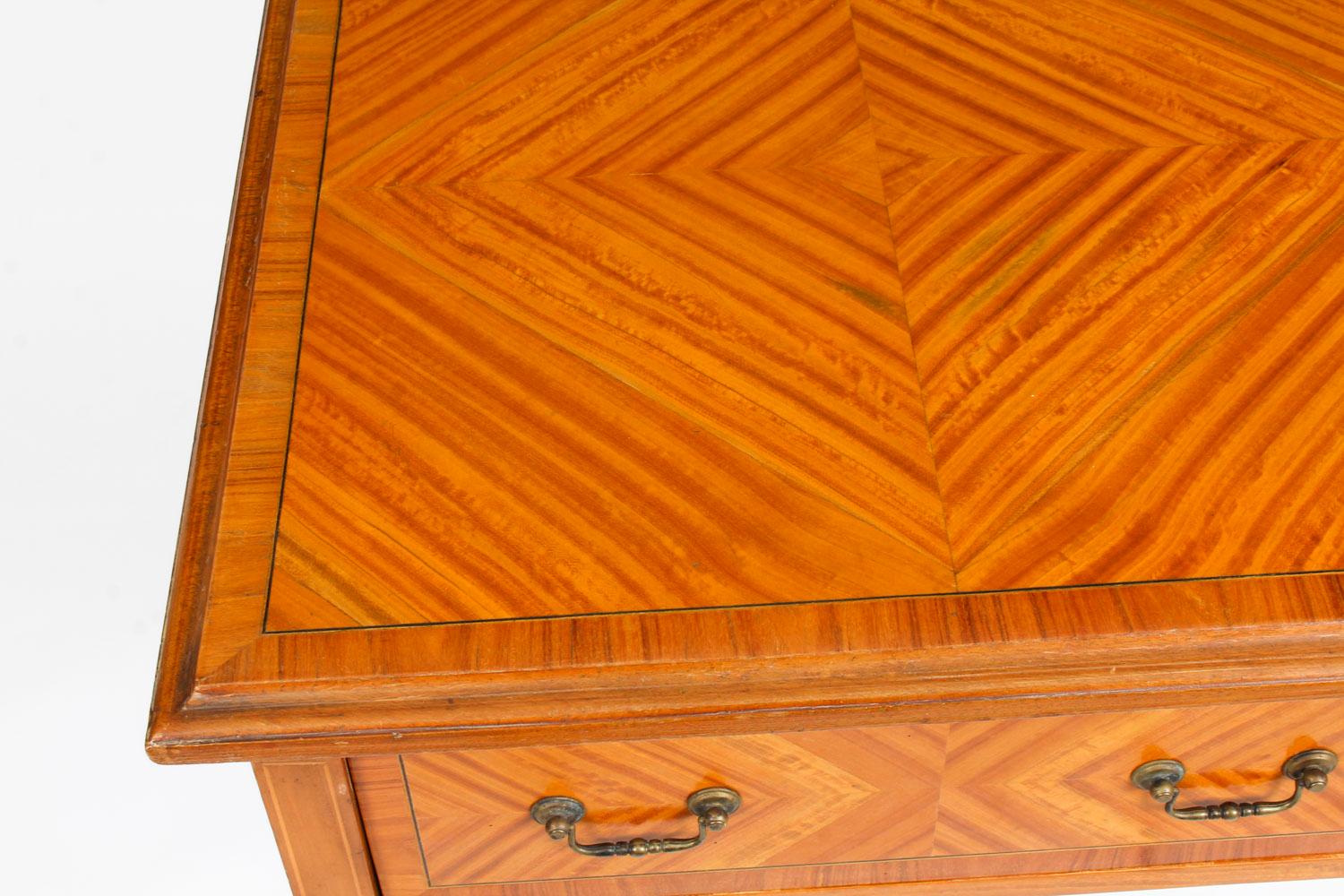 Ancienne table d'appoint victorienne en bois de satin, 19e siècle en vente 2