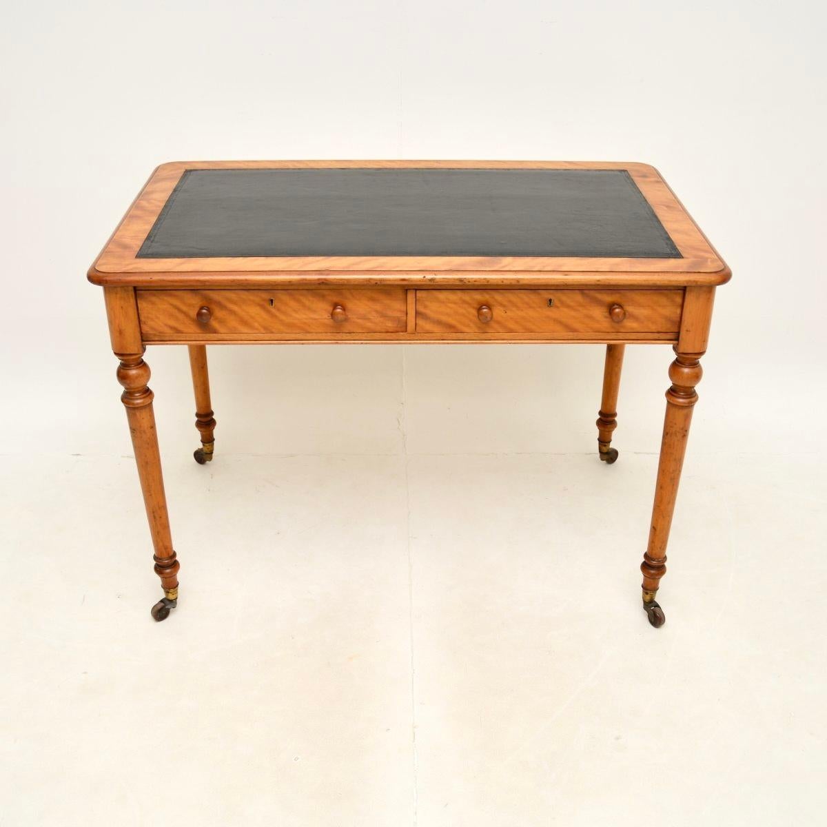 Eine fantastische antike viktorianische Satin Holz Schreibtisch / Schreibtisch. Sie wurde in England hergestellt und stammt aus der Zeit zwischen 1840 und 1860.

Es ist von hervorragender Qualität, mit wunderschönen, satinierten Holzmaserungen und