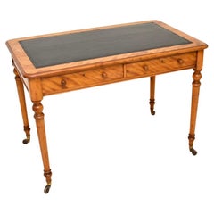 Antiguo escritorio victoriano de madera satinada