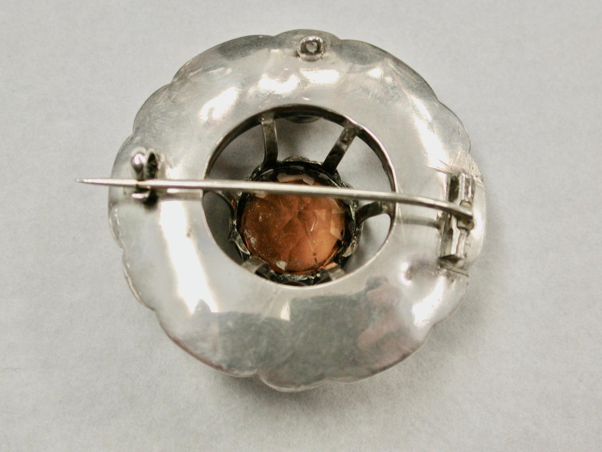 Antiguo broche escocés victoriano de guijarros y plata fechado circa 1880 Corte de escudo en venta
