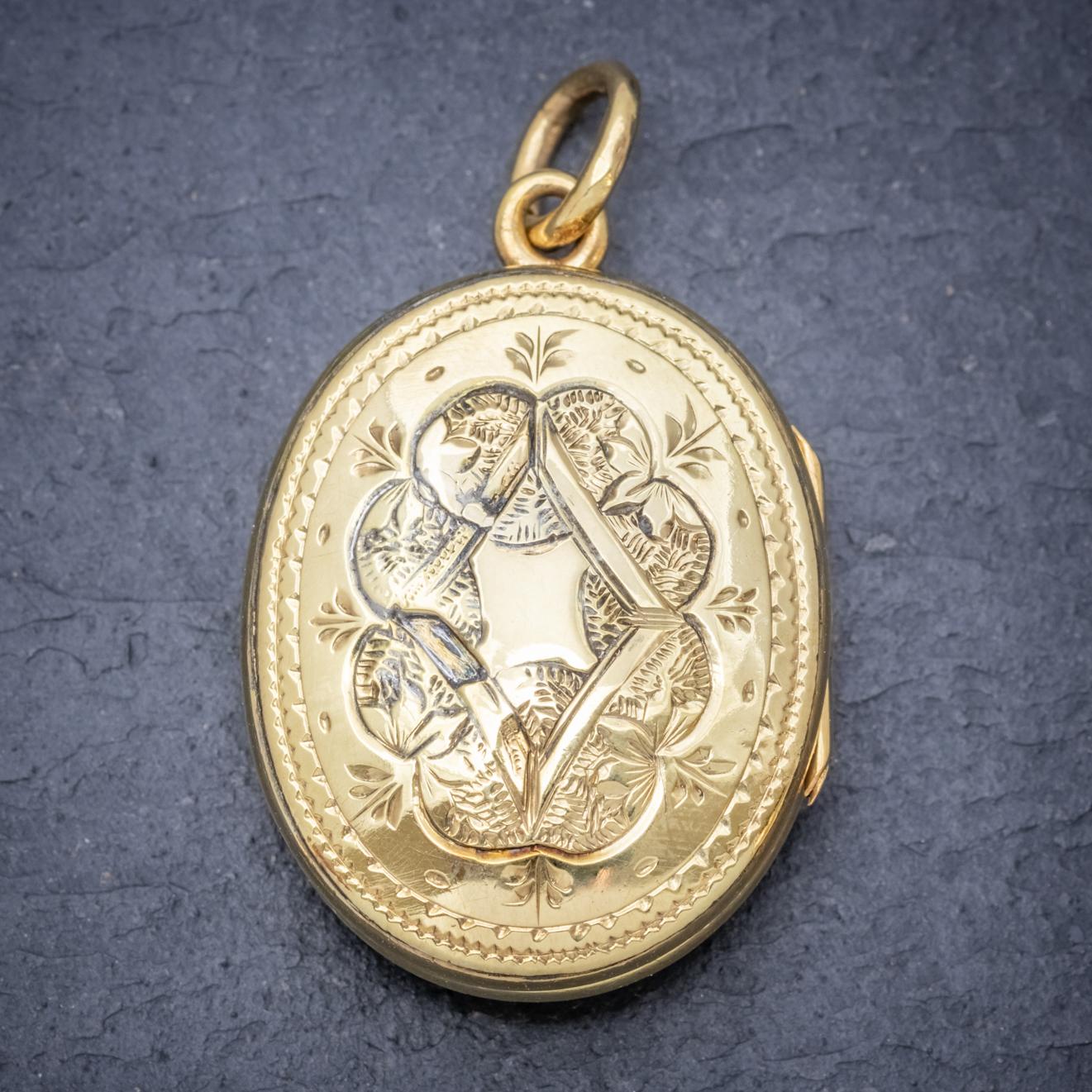 Antique Victorian Scottish 9 Carat Gold on Silver Mourning Locket In Good Condition For Sale In Lancaster , GB